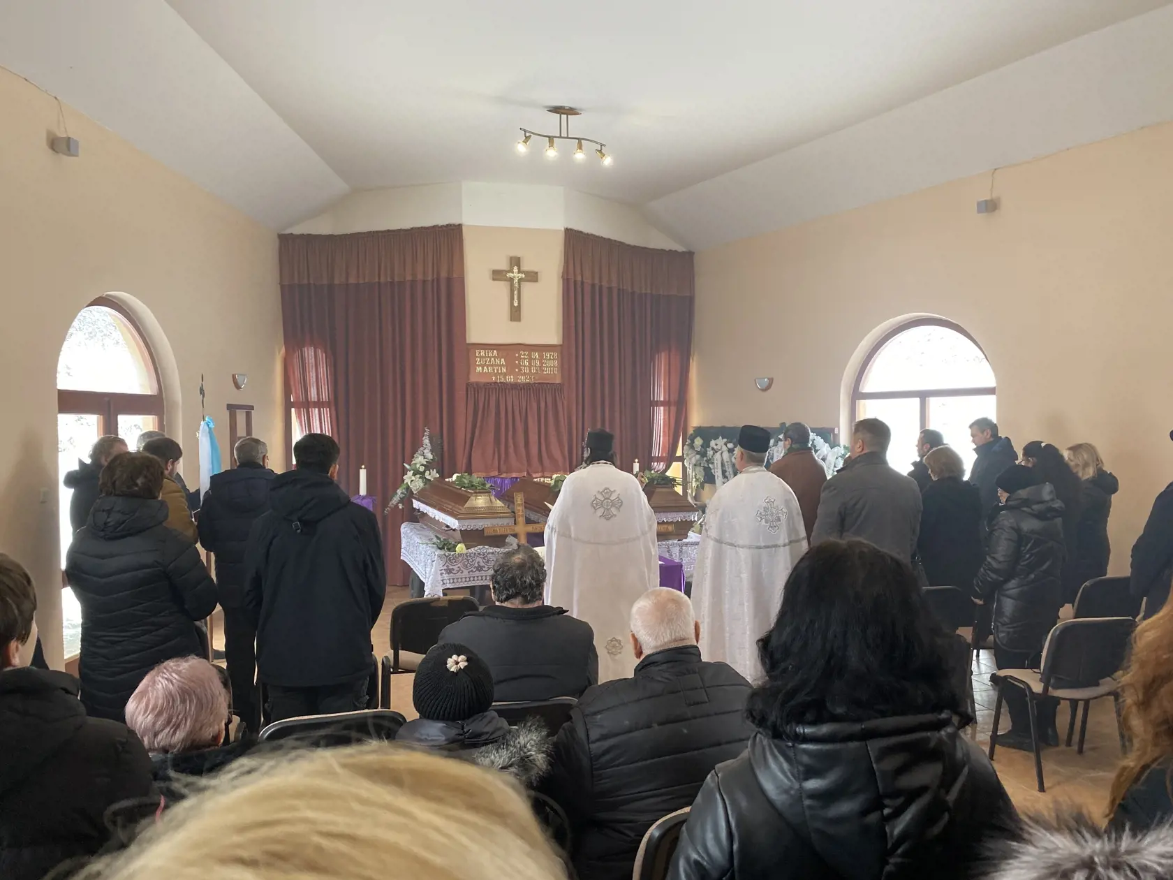 Trojnásobný pohreb troch zavraždených obetí. Eriku pochovával kňaz, s ktorým sa kamarátila od mladosti a krstil jej deti.
