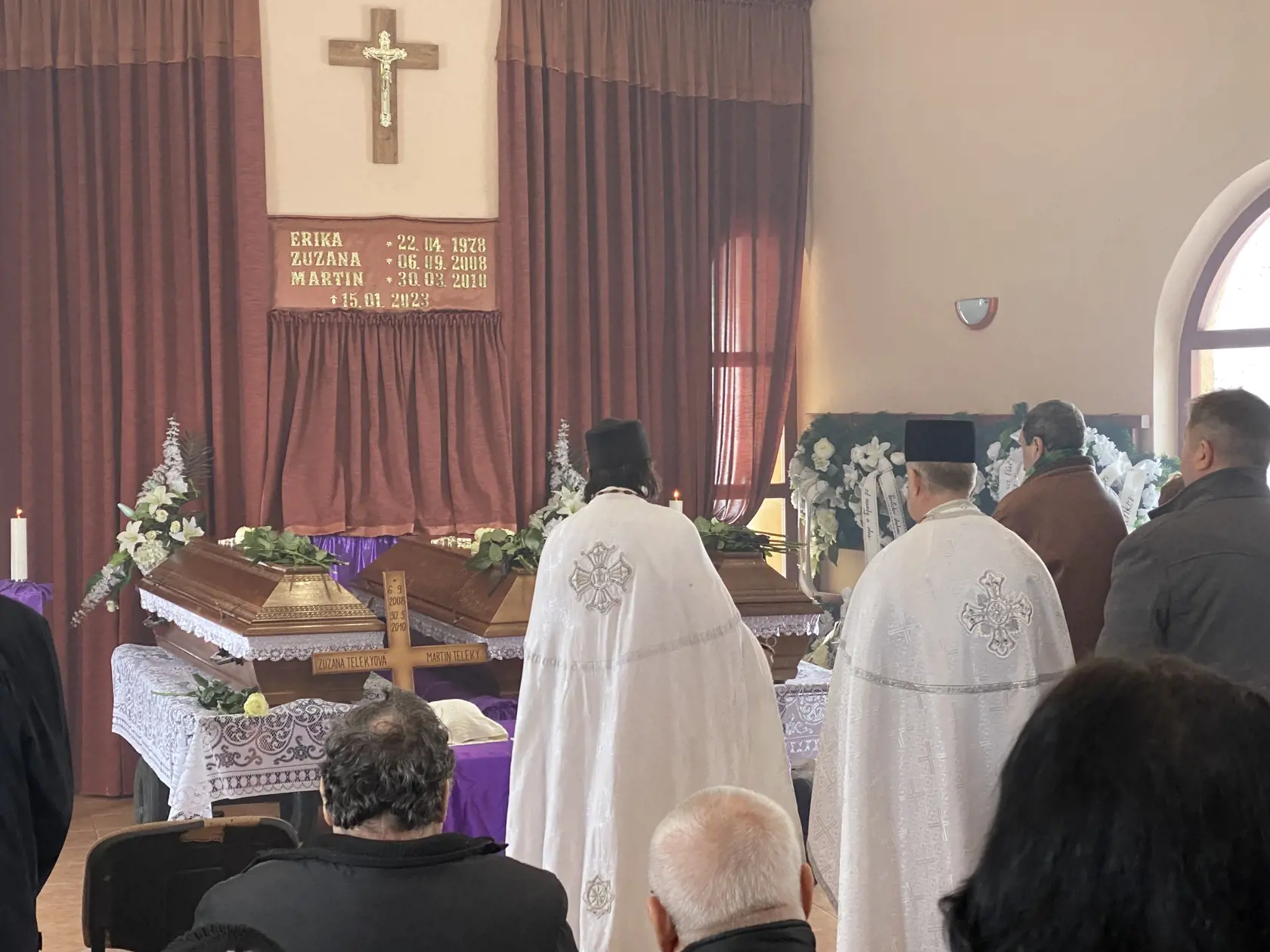 Trojnásobný pohreb troch zavraždených obetí. Eriku pochovával kňaz, s ktorým sa kamarátila od mladosti a krstil jej deti.