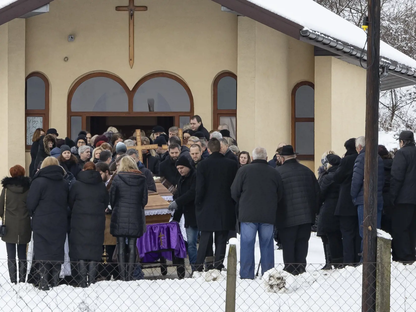 Posledná rozlúčka s Erikou Telekyovou a jej deťmi Zuzanou a Martinom v obci Ladomirová, ktorých v Michalovciach zavraždil ich manžel a otec Stanislav Teleky.  Ten následne spáchal samovraždu.