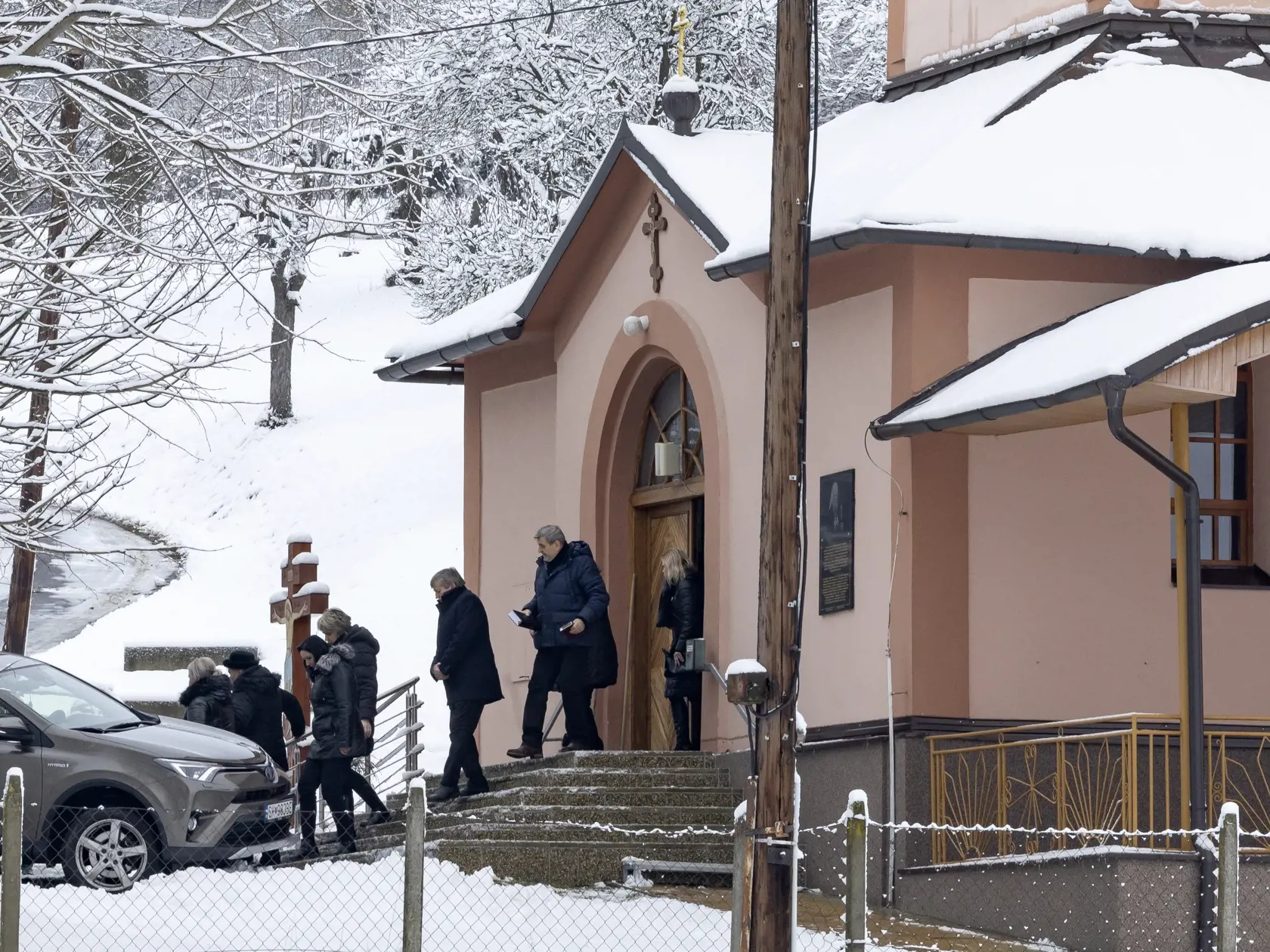 Posledná rozlúčka s Erikou Telekyovou a jej deťmi Zuzanou a Martinom v obci Ladomirová, ktorých v Michalovciach zavraždil ich manžel a otec Stanislav Teleky.  Ten následne spáchal samovraždu.