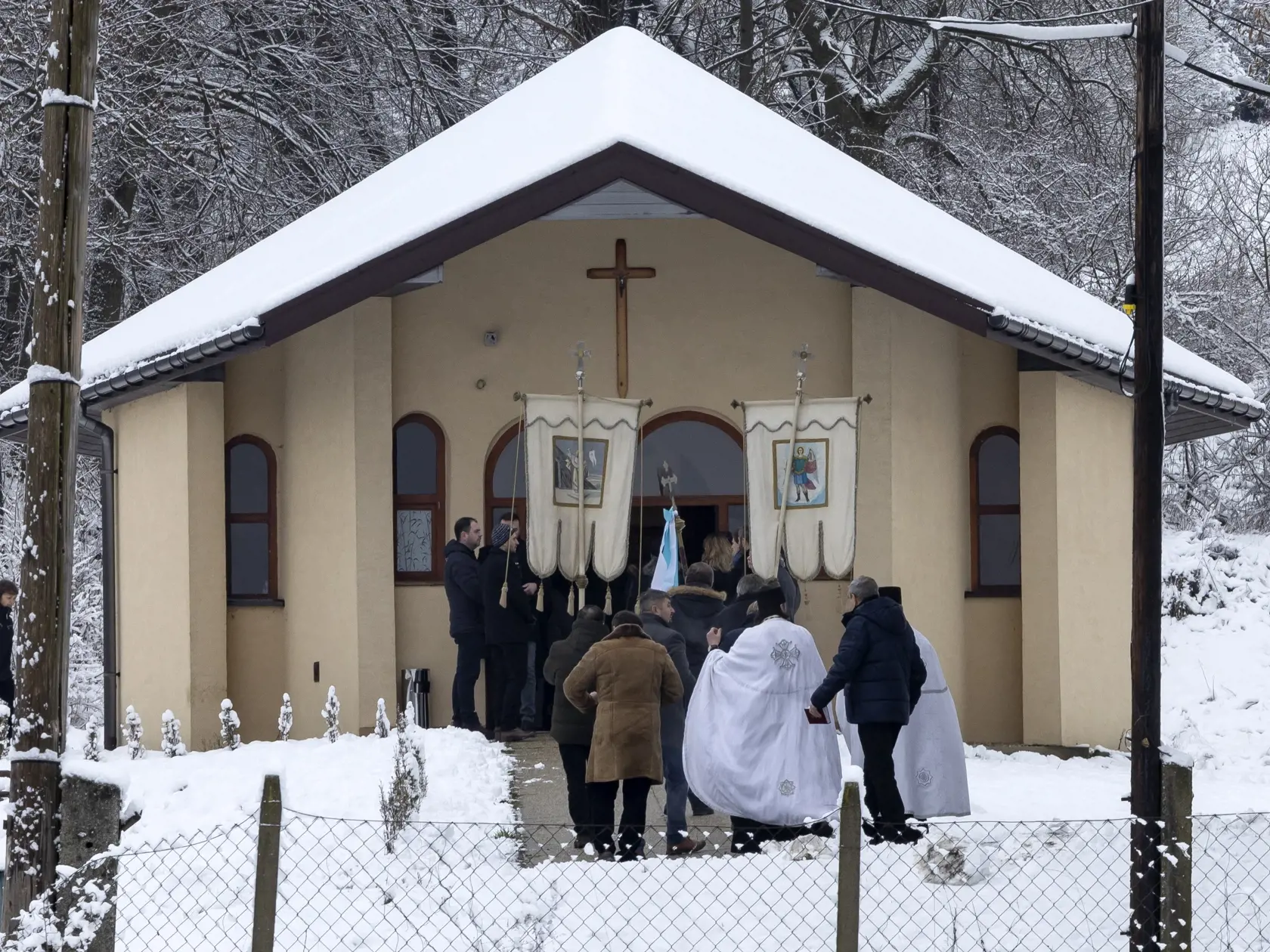 Posledná rozlúčka s Erikou Telekyovou a jej deťmi Zuzanou a Martinom v obci Ladomirová, ktorých v Michalovciach zavraždil ich manžel a otec Stanislav Teleky.  Ten následne spáchal samovraždu.