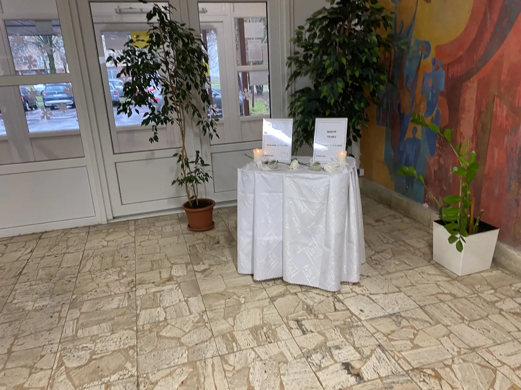 Pietne miesto v škole. Bez fotografií nebohých detí, na odporúčanie školskej psychologičky.