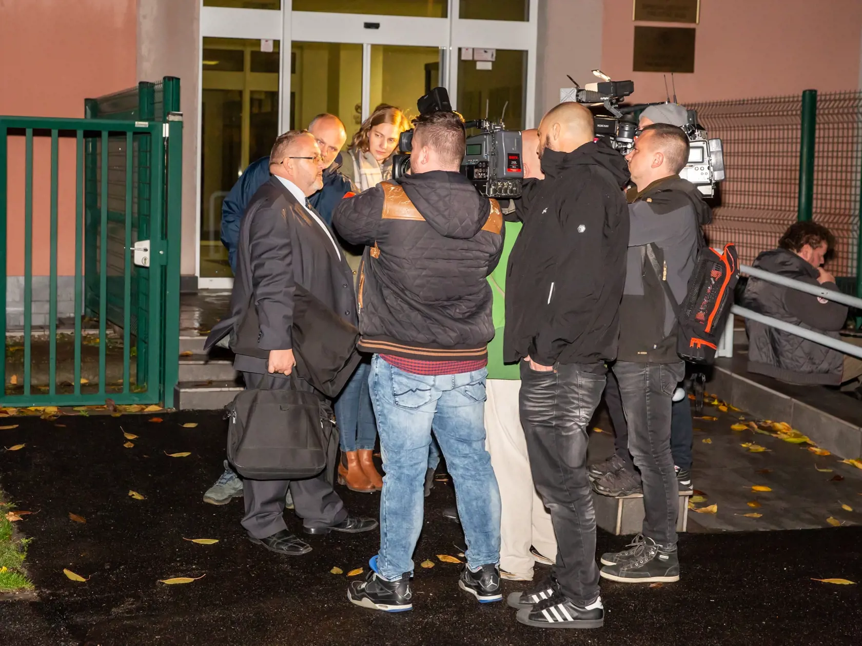 Na snimke je Špecializovaný tresný súd v Pezinku kde sa rozhodlo o predlžení trojice obžalovaných Alena Szuszová, Tomáš Szabó a Miroslav Marček v účasti na vražde novinára Jána Kuciaka a jeho snúbenice Martiny Kušnírovej. 