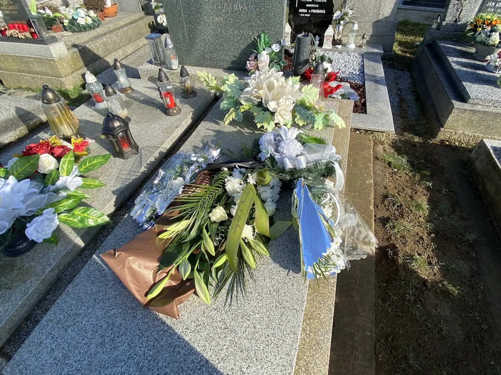 Stanislav Teleky (†53) z Michaloviec, ktorý vyvraždil svoju rodinu a potom zbraňou ukončil svoj život, našiel večný odpočinok v hrobe jeho rodičov. Po pohrebe pribudli na pomníku štyri čerstvé kytice.