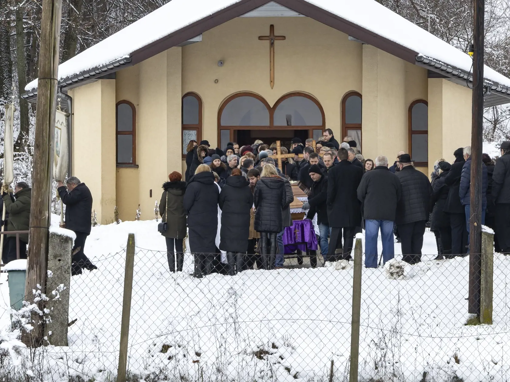 Posledná rozlúčka s Erikou Telekyovou a jej deťmi Zuzanou a Martinom v obci Ladomirová, ktorých v Michalovciach zavraždil ich manžel a otec Stanislav Teleky.  Ten následne spáchal samovraždu.