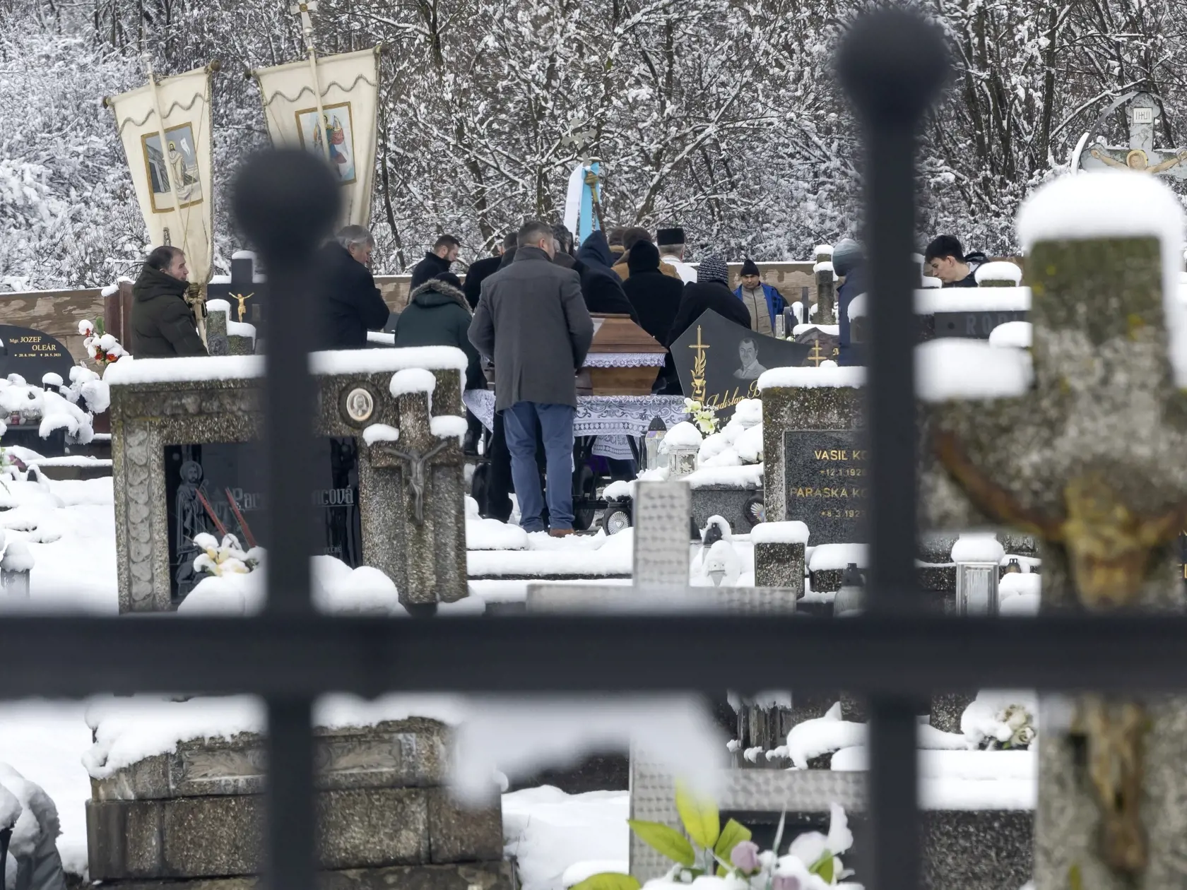 Posledná rozlúčka s Erikou Telekyovou a jej deťmi Zuzanou a Martinom v obci Ladomirová, ktorých v Michalovciach zavraždil ich manžel a otec Stanislav Teleky.  Ten následne spáchal samovraždu.