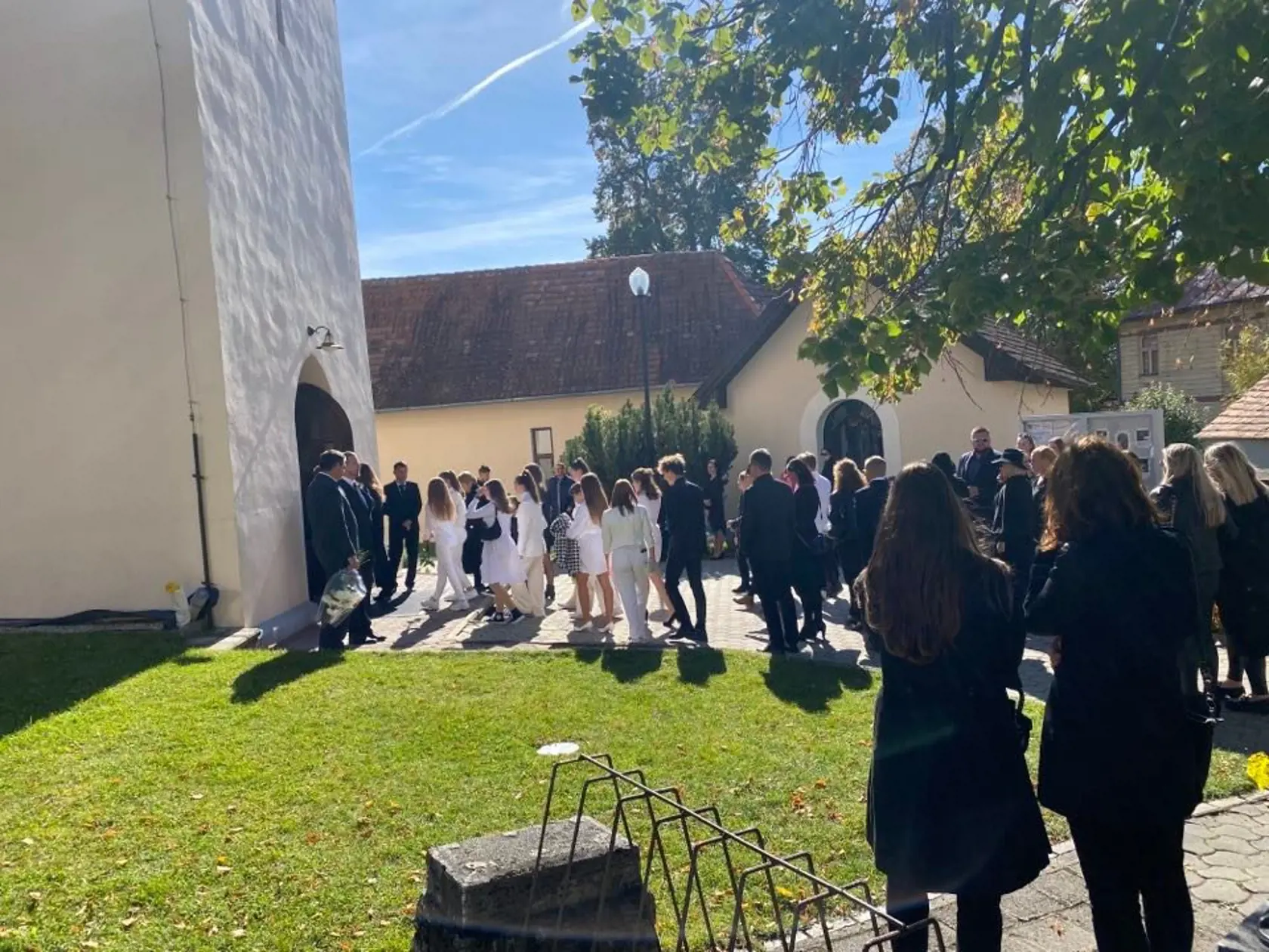 Prví smútiaci sa schádzajú v kostolíku v Poprade-Veľkej, aby sa rozlúčili s Broňou, ktorá zahynula vinou opitého vodiča.