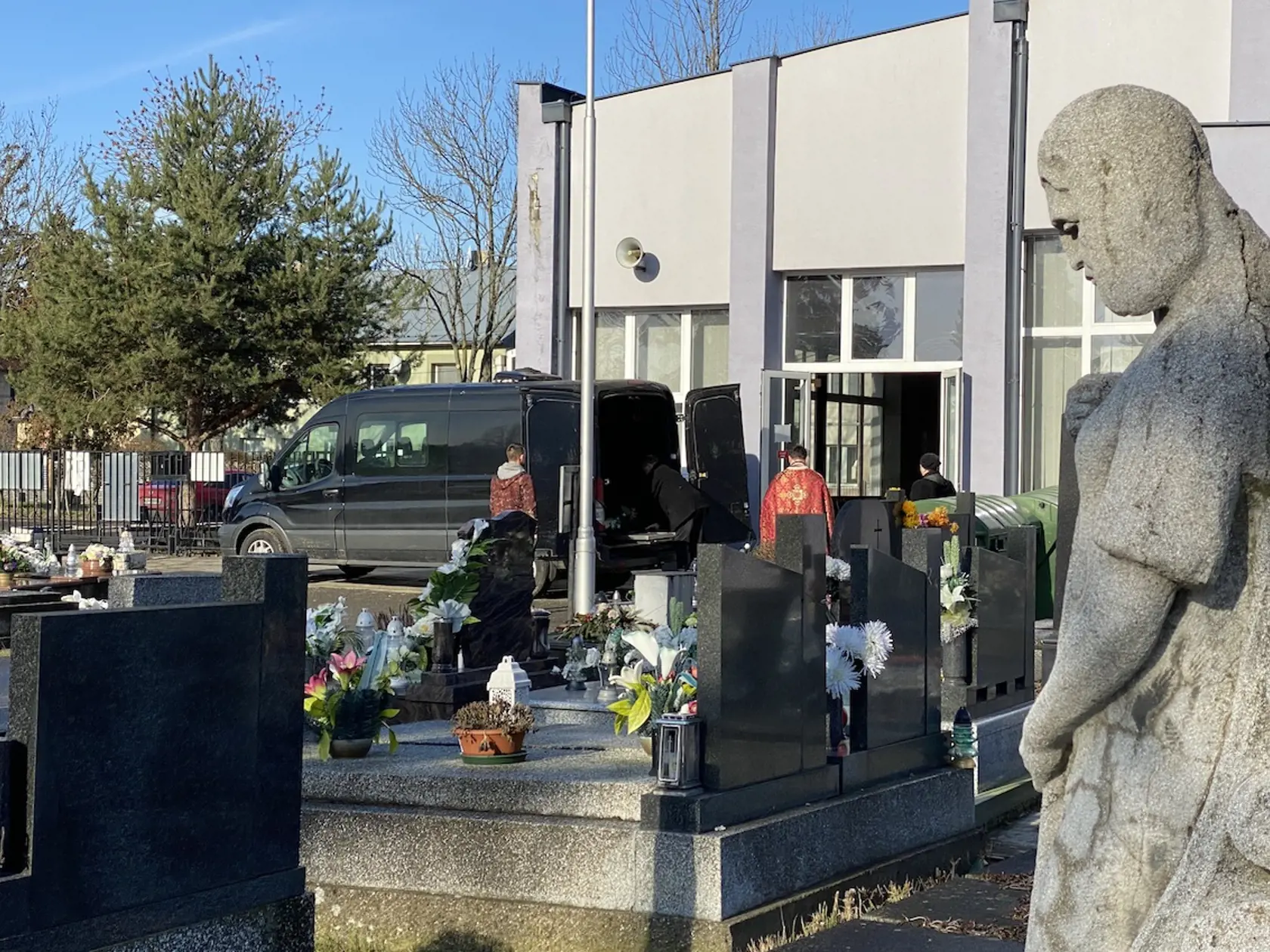 Pohreb Stanislava Telekyho (†53) z Michaloviec, ktorý zavraždil svoje dve deti Zuzanku (†14) a Martinka (†12) aj manželku Eriku (†44), sa uskutočnil v pondelok 23. 1. 2023, šesť dní po tom, ako si siahol v utorok 17. 1. 2023 aj na svoj život. Jeho obete pochovali v sobotu 21. 1. v Erikinom rodisku v Ladomírovej. Pri ich troch truhlách bol dátum úmrtia uvedený 15. 1. 2023.