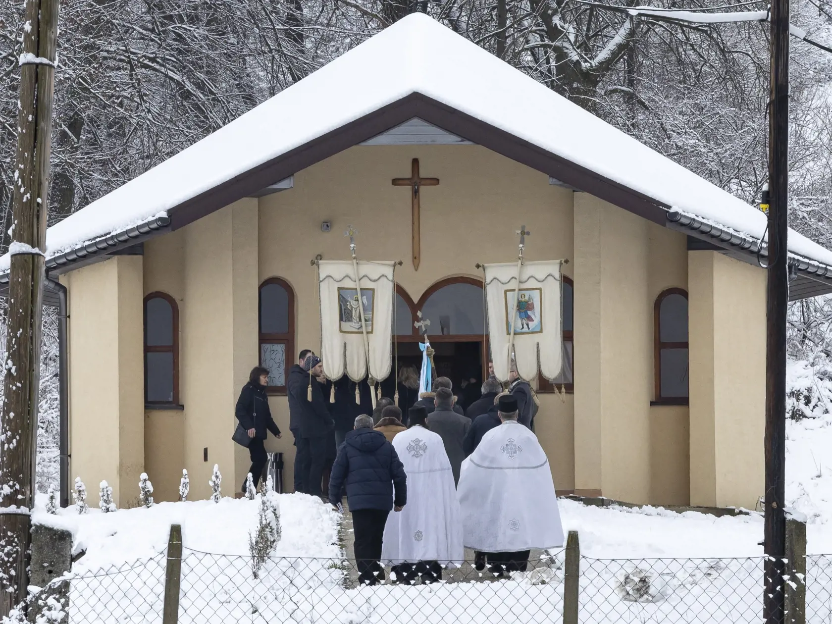 Posledná rozlúčka s Erikou Telekyovou a jej deťmi Zuzanou a Martinom v obci Ladomirová, ktorých v Michalovciach zavraždil ich manžel a otec Stanislav Teleky.  Ten následne spáchal samovraždu.