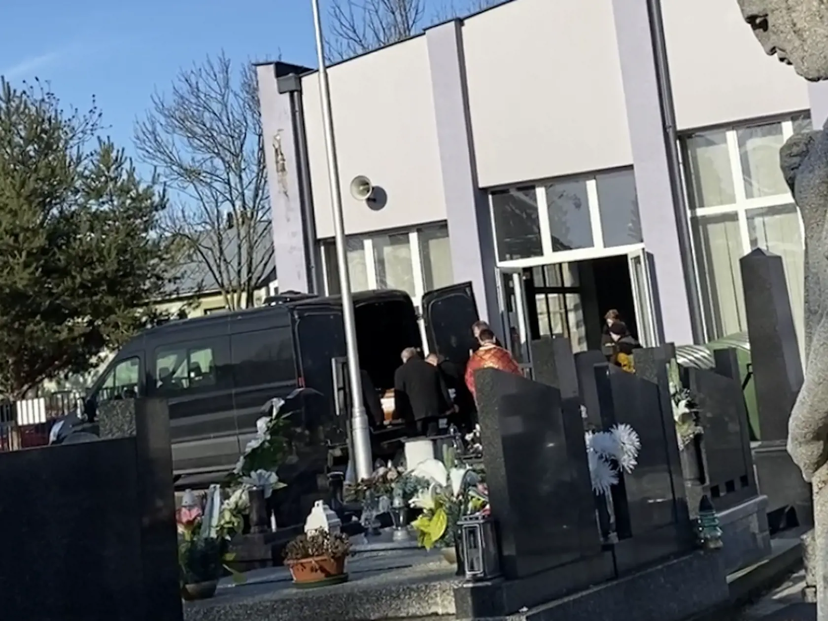 Pohreb Stanislava Telekyho (†53) z Michaloviec, ktorý zavraždil svoje dve deti Zuzanku (†14) a Martinka (†12) aj manželku Eriku (†44), sa uskutočnil v pondelok 23. 1. 2023, šesť dní po tom, ako si siahol v utorok 17. 1. 2023 aj na svoj život. Jeho obete pochovali v sobotu 21. 1. v Erikinom rodisku v Ladomírovej. Pri ich troch truhlách bol dátum úmrtia uvedený 15. 1. 2023.