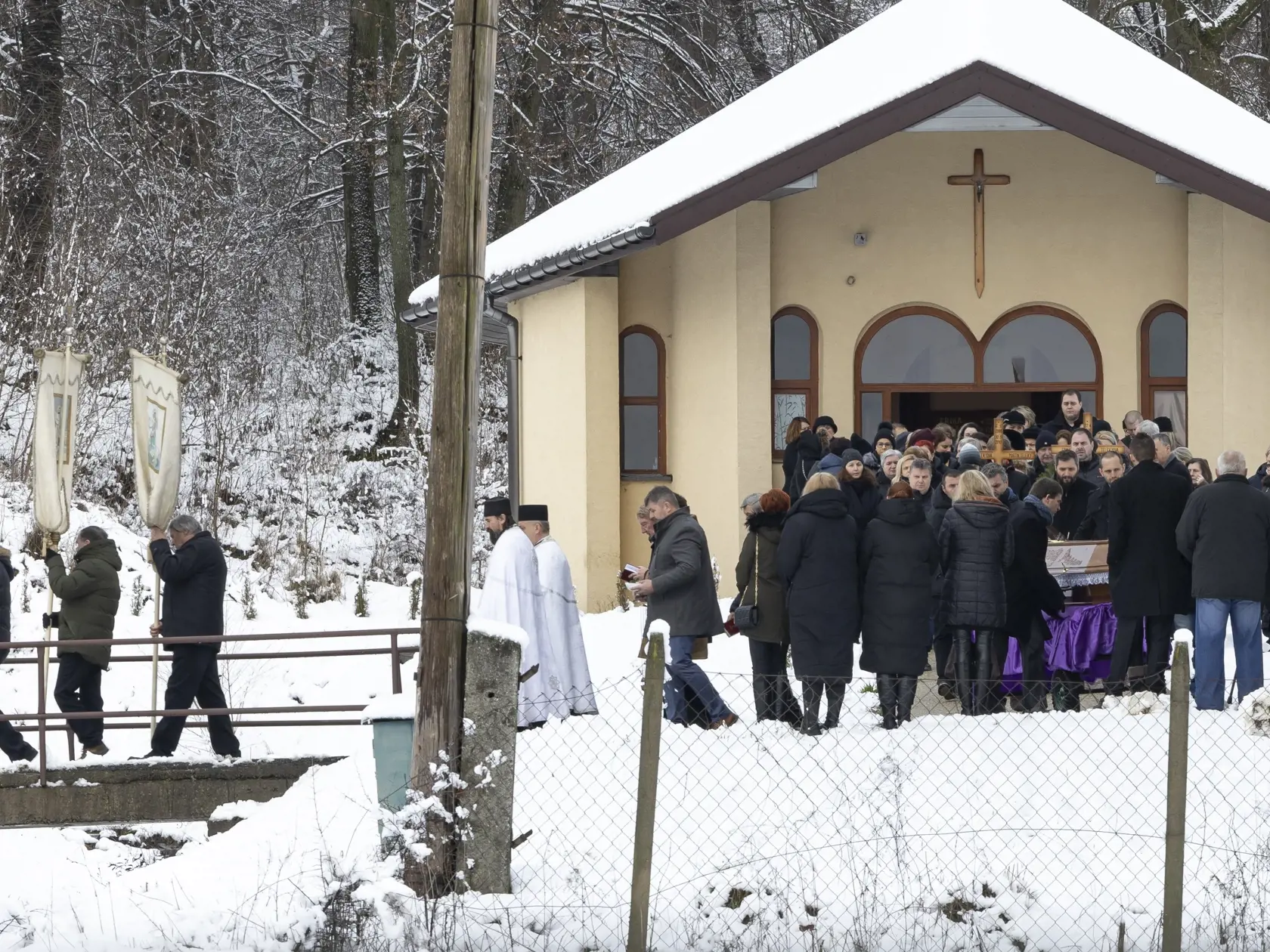 Posledná rozlúčka s Erikou Telekyovou a jej deťmi Zuzanou a Martinom v obci Ladomirová, ktorých v Michalovciach zavraždil ich manžel a otec Stanislav Teleky.  Ten následne spáchal samovraždu.