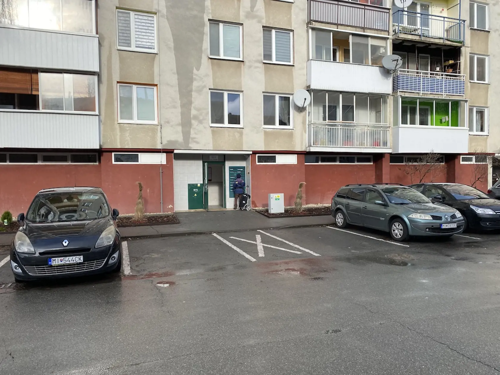 Na parkovisku stojace autá Renaulty po oboch stranách vchodu patrili Telekyovcom.