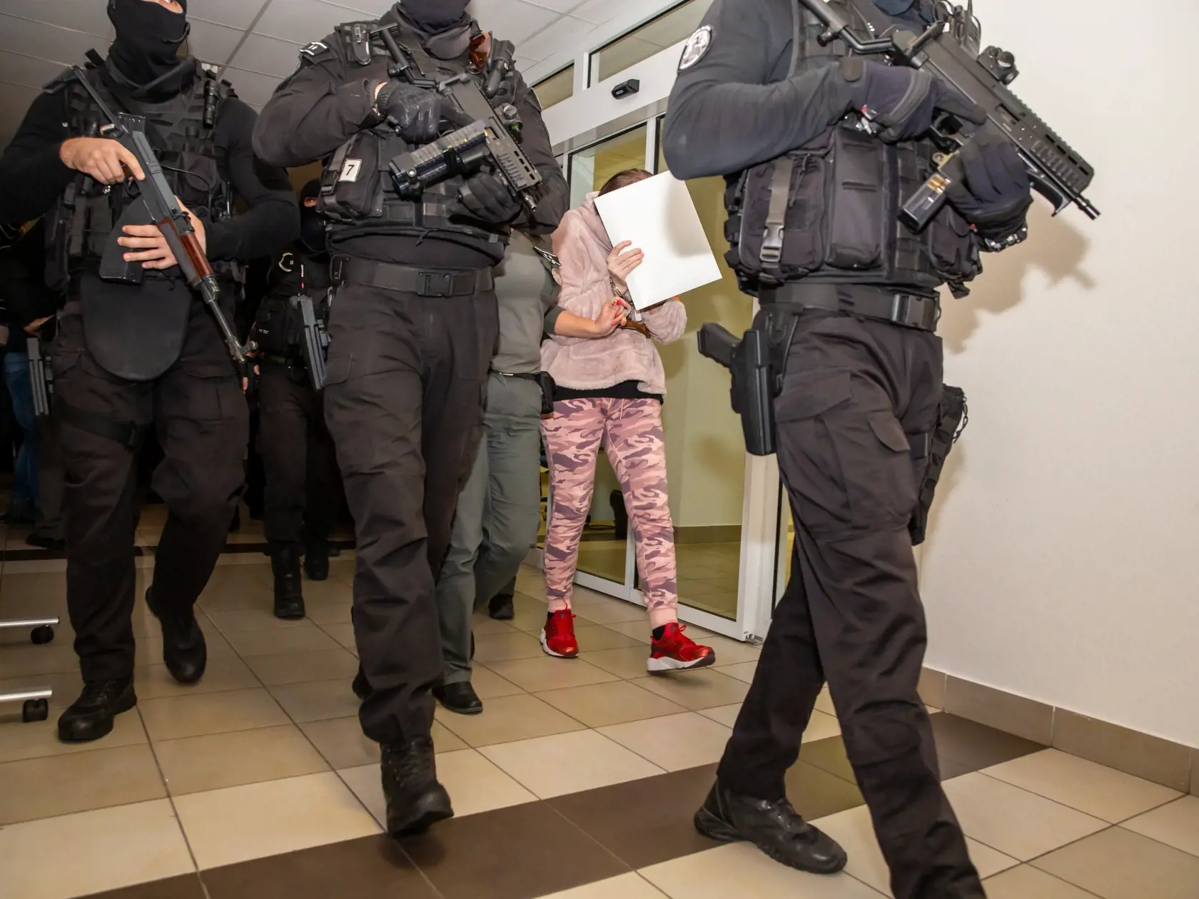 Na snimke je Alena Szuszová na ŠTS v Pezinku kde sa rozhodlo o predlžení trojice obžalovaných Aleny Szuszovej,  Tomáša Szaba a Miroslava Marčeka v účasti na vražde novinára Jána Kuciaka a jeho snúbenice Martiny Kušnírovej. 