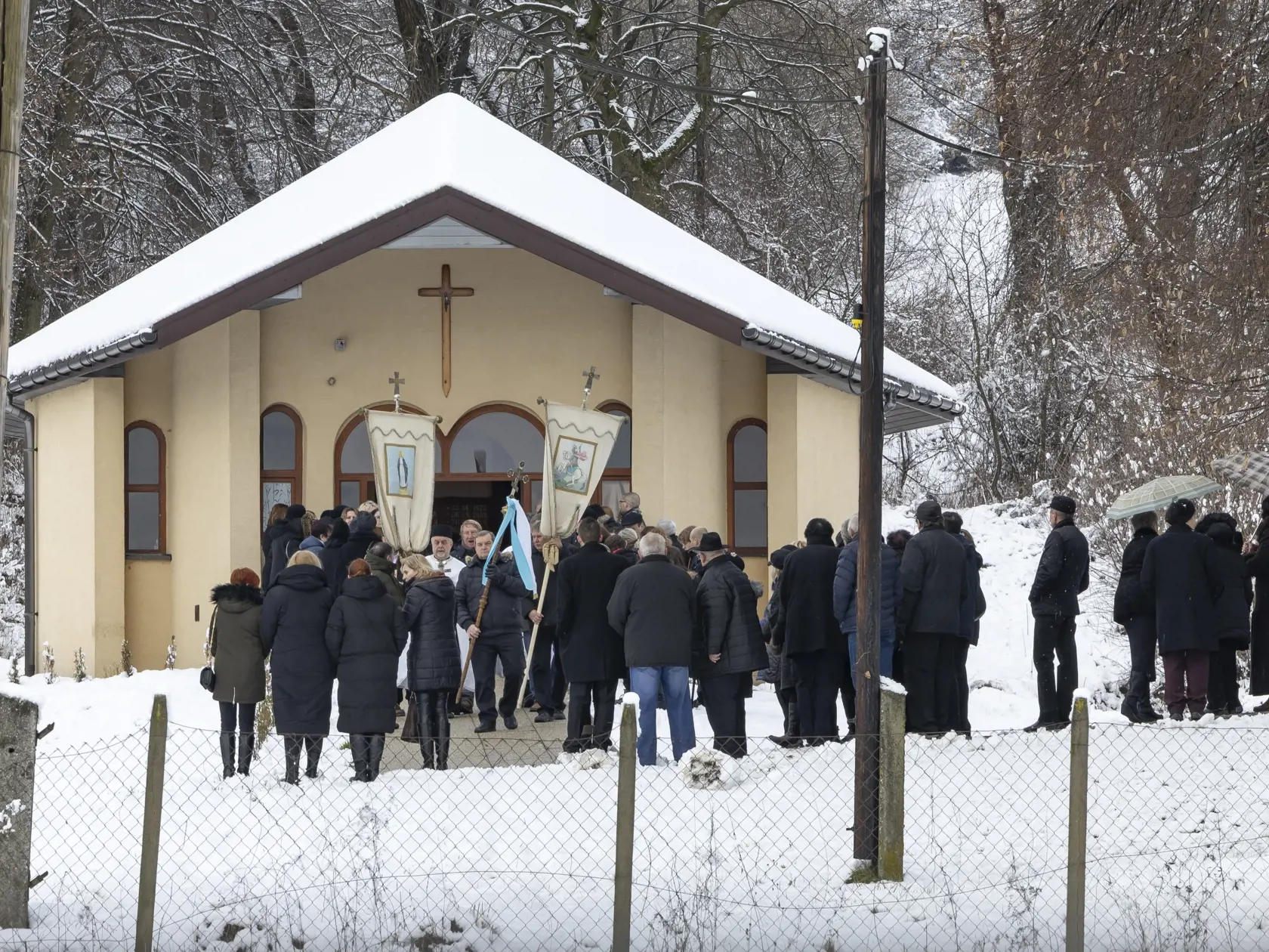 Posledná rozlúčka s Erikou Telekyovou a jej deťmi Zuzanou a Martinom v obci Ladomirová, ktorých v Michalovciach zavraždil ich manžel a otec Stanislav Teleky.  Ten následne spáchal samovraždu.