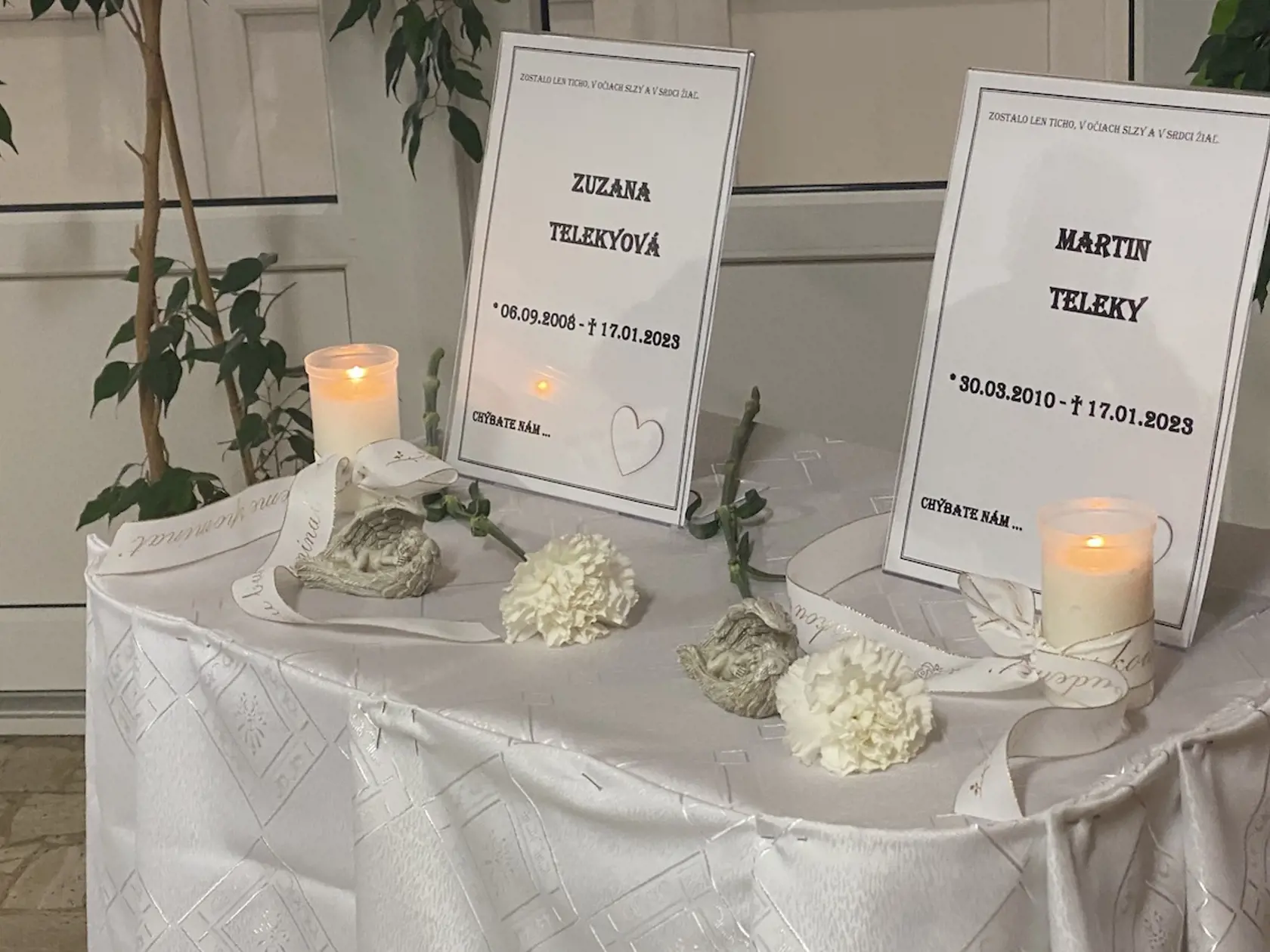 Pietne miesto v škole ako spomienka na Zuzanku (†14) a Martinka (†12).