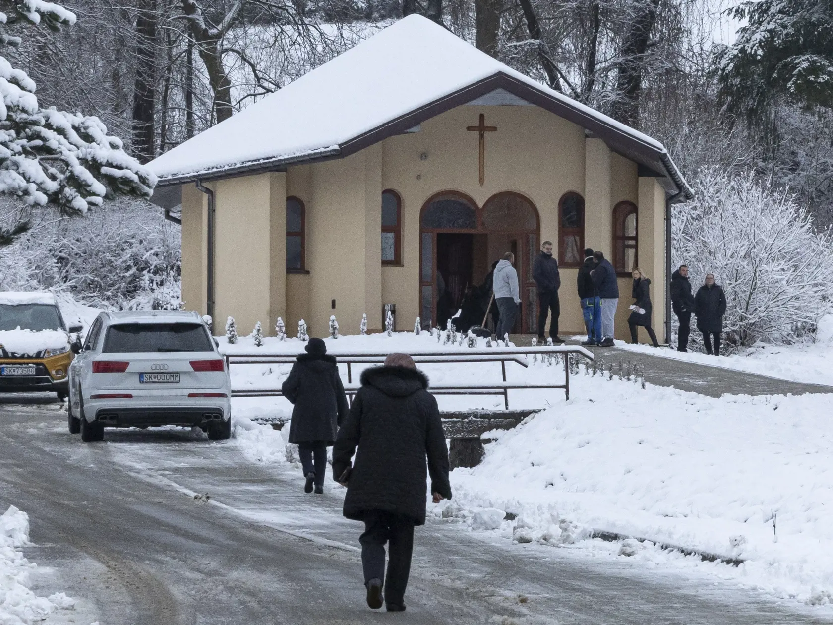 Posledná rozlúčka s Erikou Telekyovou a jej deťmi Zuzanou a Martinom v obci Ladomirová, ktorých v Michalovciach zavraždil ich manžel a otec Stanislav Teleky.  Ten následne spáchal samovraždu.
