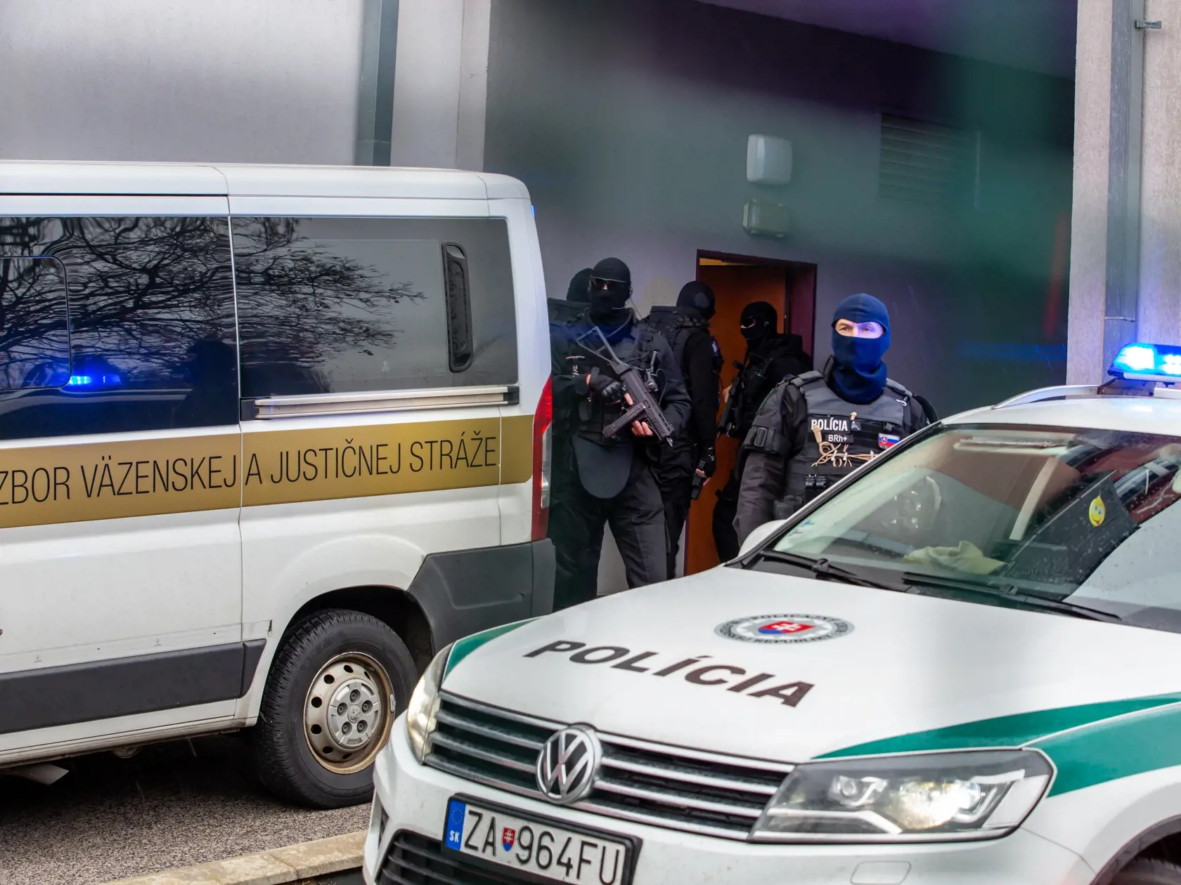 Na snimke je Špecializovaný tresný súd v Pezinku kde sa rozhodlo o predlžení trojice obžalovaných Aleny Szuszovej, Tomáša Szaba a Miroslava Marčeka v účasti na vražde novinára Jána Kuciaka a jeho snúbenice Martiny Kušnírovej. 