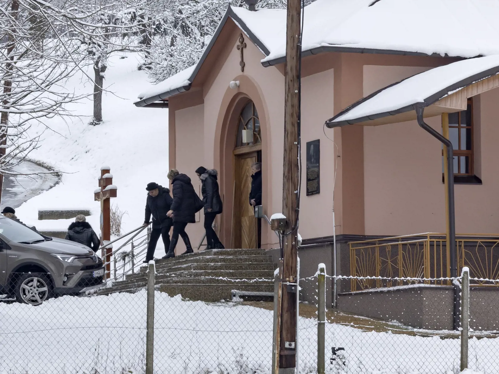 Posledná rozlúčka s Erikou Telekyovou a jej deťmi Zuzanou a Martinom v obci Ladomirová, ktorých v Michalovciach zavraždil ich manžel a otec Stanislav Teleky.  Ten následne spáchal samovraždu.