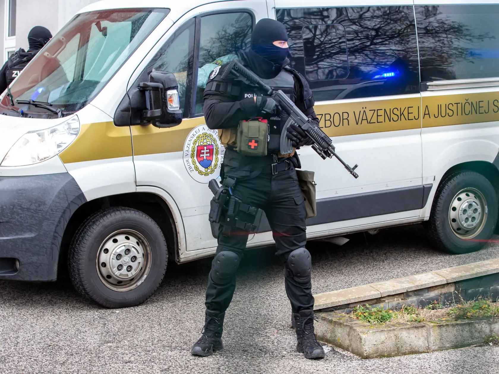 Na snimke je Špecializovaný tresný súd v Pezinku kde sa rozhodlo o predlžení trojice obžalovaných Aleny Szuszovej, Tomáša Szaba a Miroslava Marčeka v účasti na vražde novinára Jána Kuciaka a jeho snúbenice Martiny Kušnírovej. 