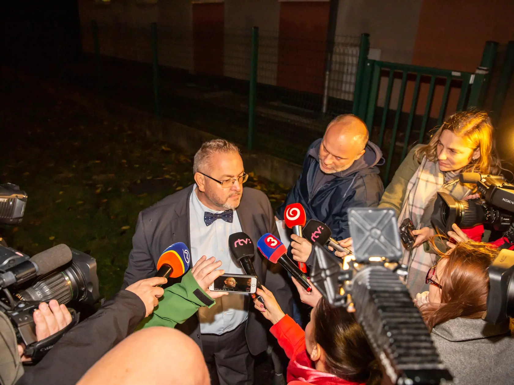 Na snimke je Špecializovaný tresný súd v Pezinku kde sa rozhodlo o predlžení trojice obžalovaných Alena Szuszová, Tomáš Szabó a Miroslav Marček v účasti na vražde novinára Jána Kuciaka a jeho snúbenice Martiny Kušnírovej. 