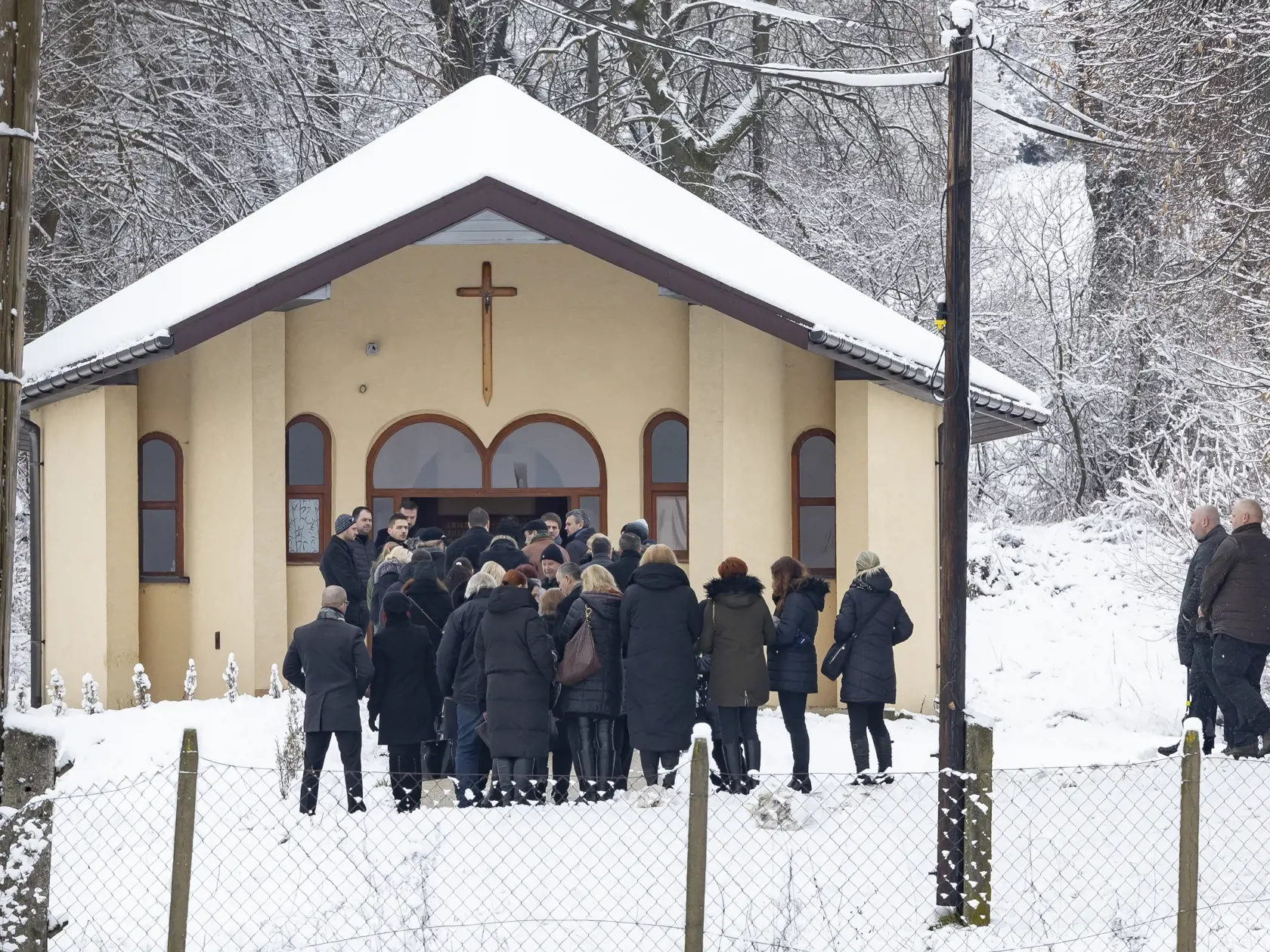 Posledná rozlúčka s Erikou Telekyovou a jej deťmi Zuzanou a Martinom v obci Ladomirová, ktorých v Michalovciach zavraždil ich manžel a otec Stanislav Teleky.  Ten následne spáchal samovraždu.