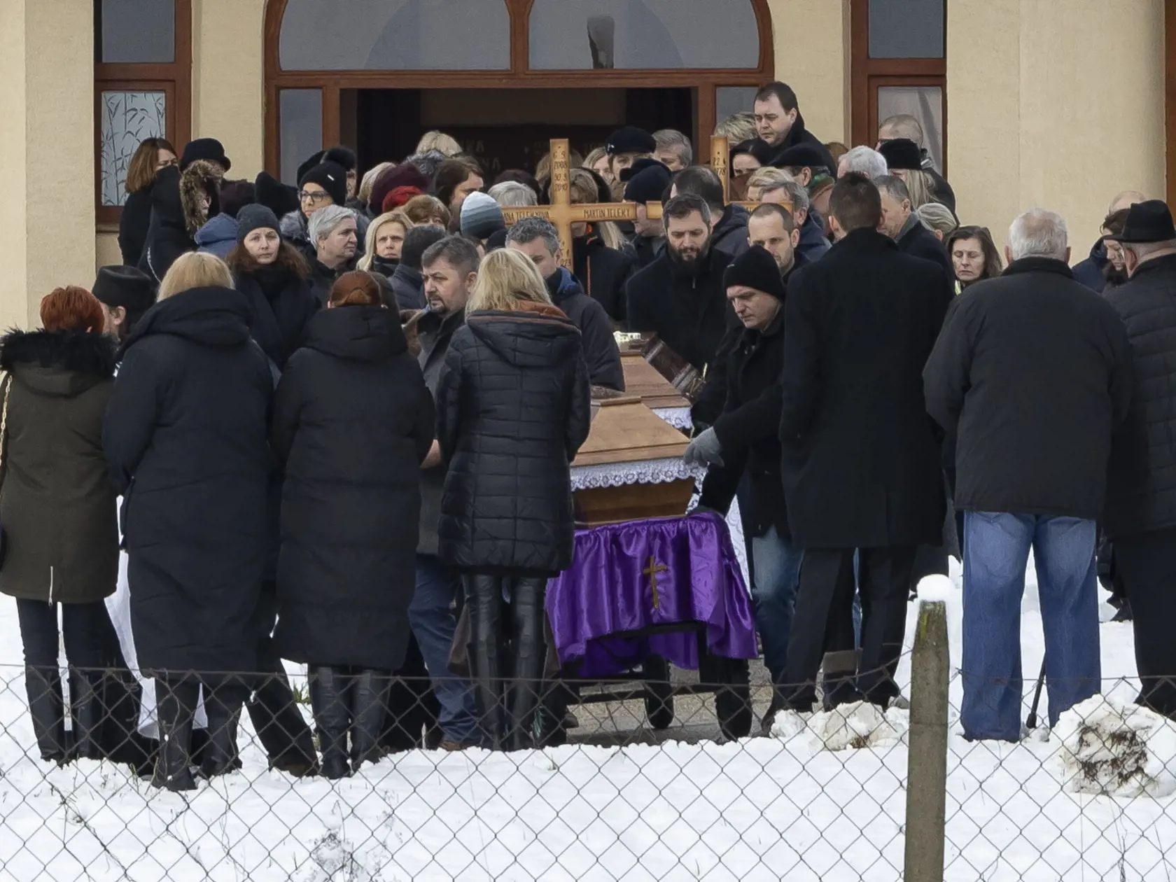 Posledná rozlúčka s Erikou Telekyovou a jej deťmi Zuzanou a Martinom v obci Ladomirová, ktorých v Michalovciach zavraždil ich manžel a otec Stanislav Teleky.  Ten následne spáchal samovraždu.