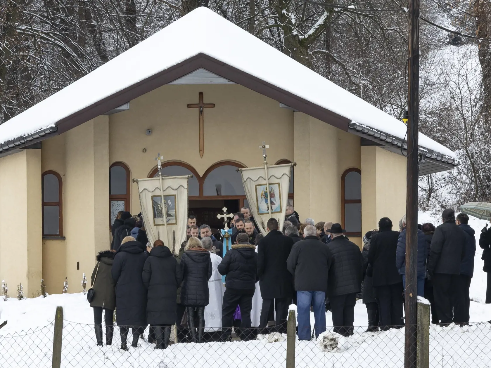 Posledná rozlúčka s Erikou Telekyovou a jej deťmi Zuzanou a Martinom v obci Ladomirová, ktorých v Michalovciach zavraždil ich manžel a otec Stanislav Teleky.  Ten následne spáchal samovraždu.