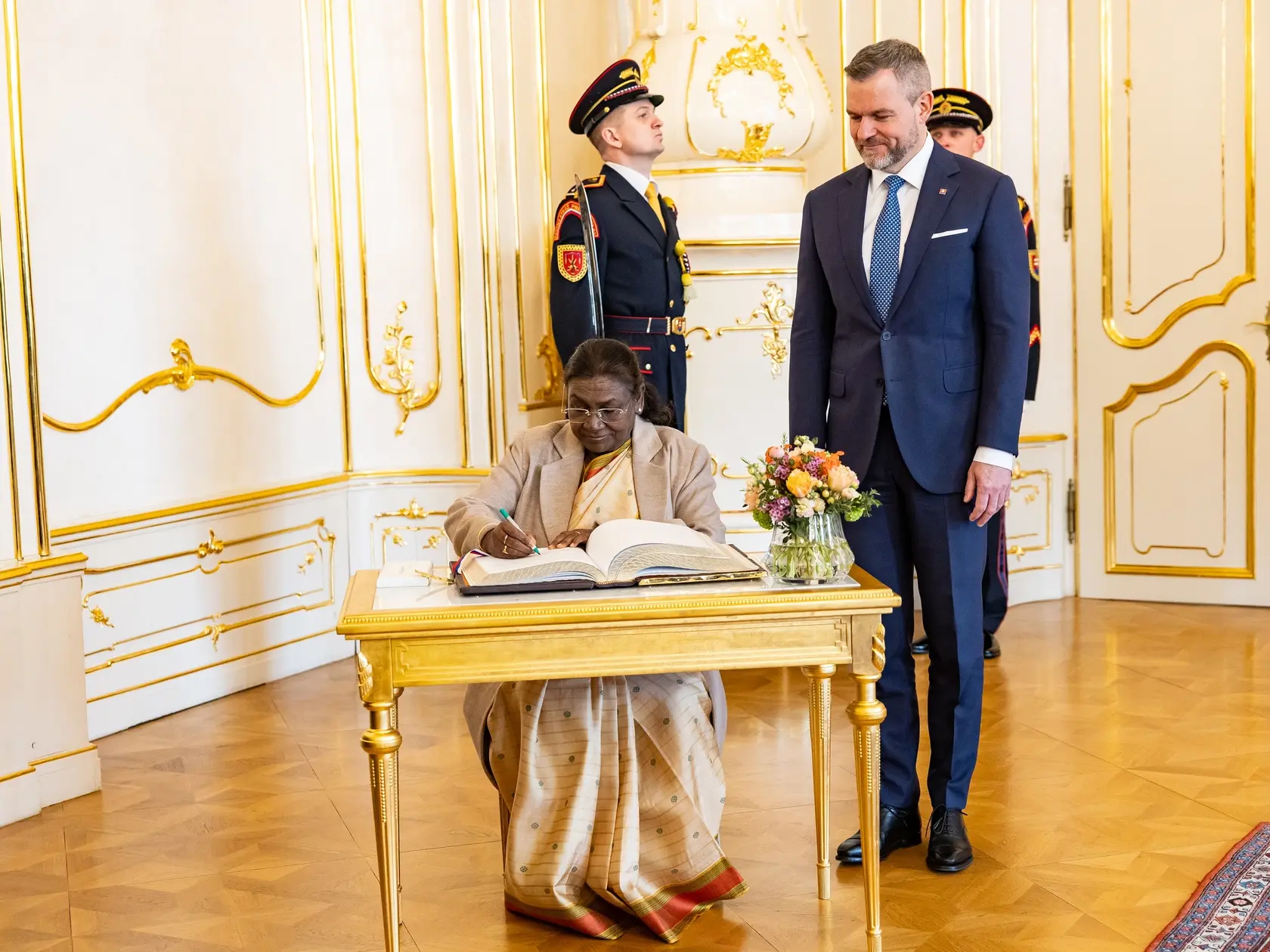 Prezident SR Peter Pellegrini víta v Grasalkovičovom paláci prezidentku Indickej republiky Draupadi Murmúovú.
