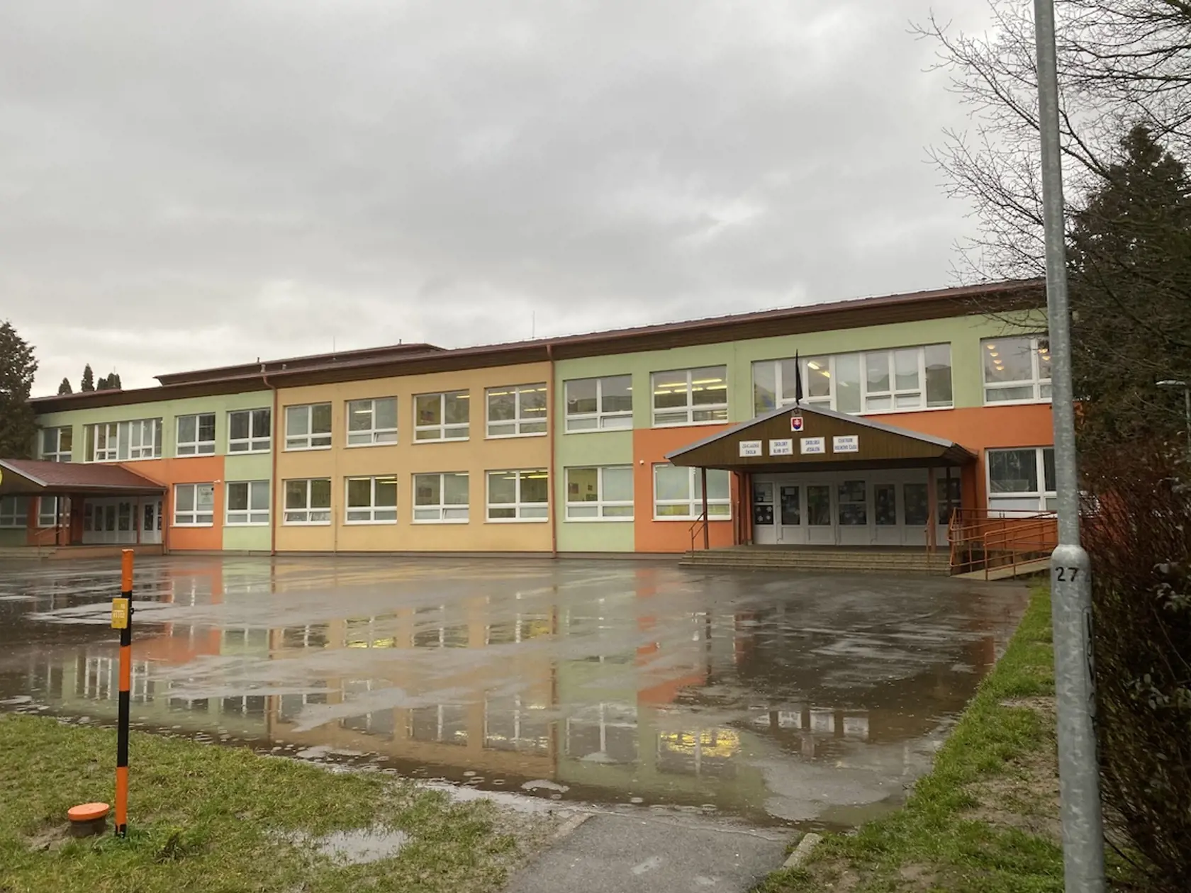 Základná škola Okružná v Michalovciach, ktorú navštevovali Zuzana (†14) a Martin (†12).