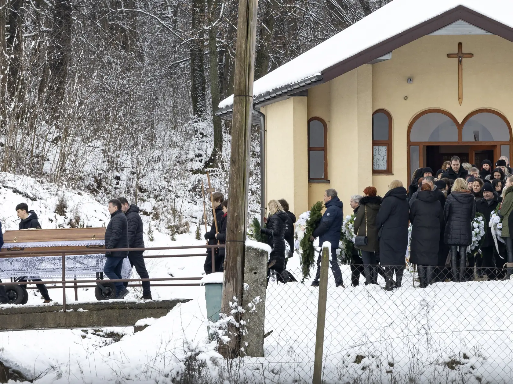 Posledná rozlúčka s Erikou Telekyovou a jej deťmi Zuzanou a Martinom v obci Ladomirová, ktorých v Michalovciach zavraždil ich manžel a otec Stanislav Teleky.  Ten následne spáchal samovraždu.