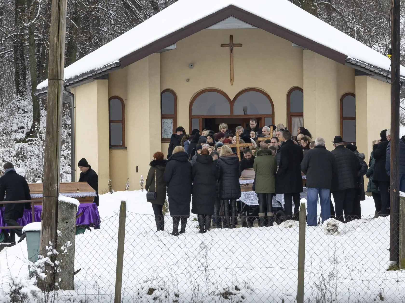 Posledná rozlúčka s Erikou Telekyovou a jej deťmi Zuzanou a Martinom v obci Ladomirová, ktorých v Michalovciach zavraždil ich manžel a otec Stanislav Teleky.  Ten následne spáchal samovraždu.