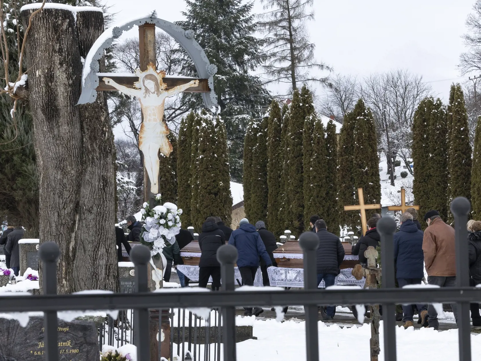 Posledná rozlúčka s Erikou Telekyovou a jej deťmi Zuzanou a Martinom v obci Ladomirová, ktorých v Michalovciach zavraždil ich manžel a otec Stanislav Teleky.  Ten následne spáchal samovraždu.