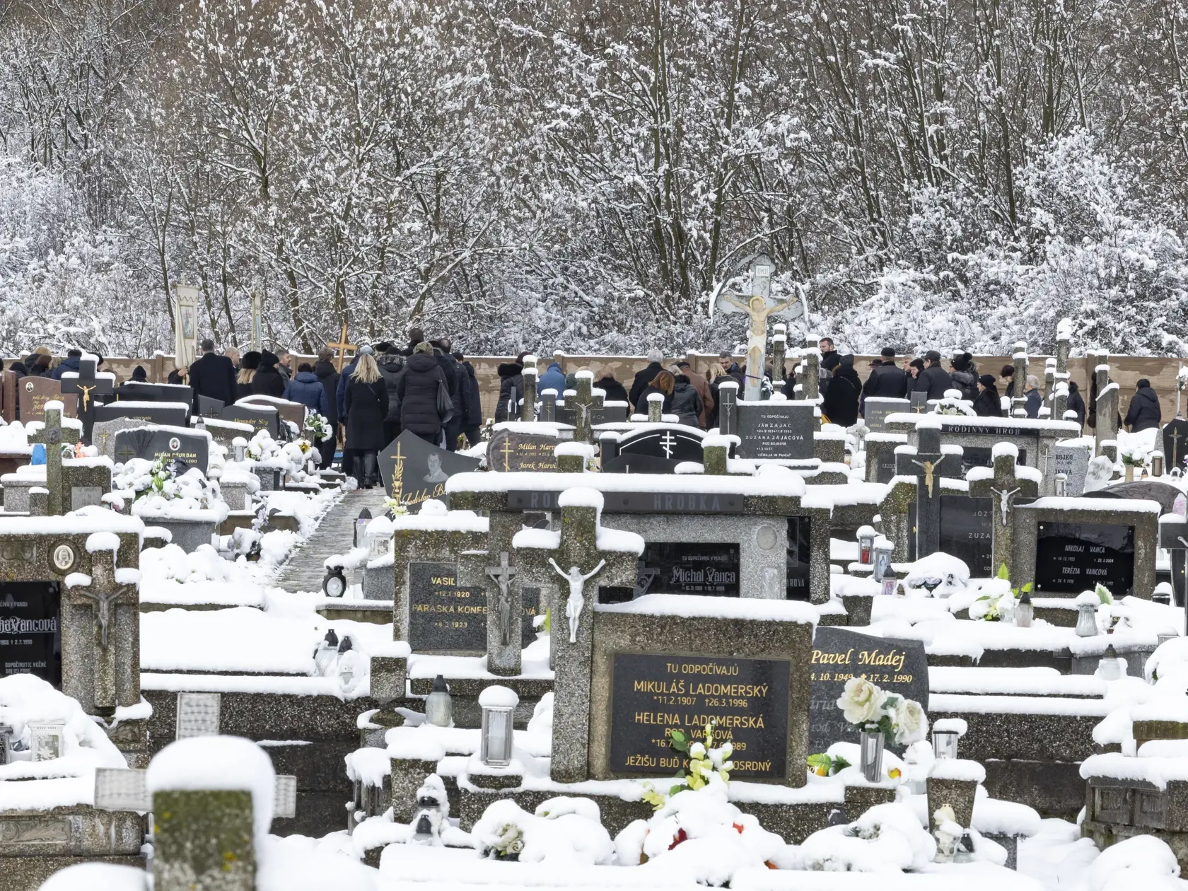 Posledná rozlúčka s Erikou Telekyovou a jej deťmi Zuzanou a Martinom v obci Ladomirová, ktorých v Michalovciach zavraždil ich manžel a otec Stanislav Teleky.  Ten následne spáchal samovraždu.