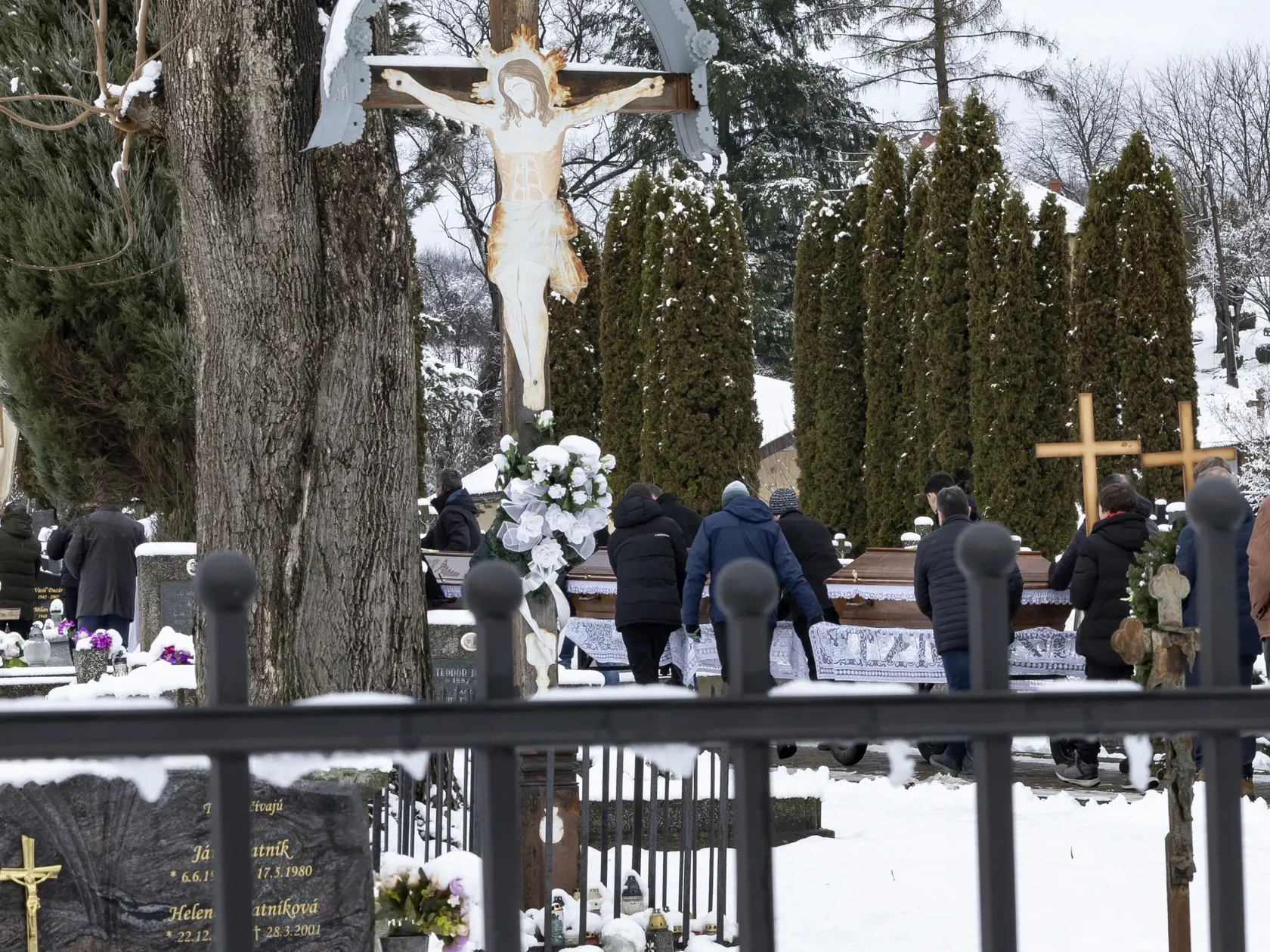 Posledná rozlúčka s Erikou Telekyovou a jej deťmi Zuzanou a Martinom v obci Ladomirová, ktorých v Michalovciach zavraždil ich manžel a otec Stanislav Teleky.  Ten následne spáchal samovraždu.