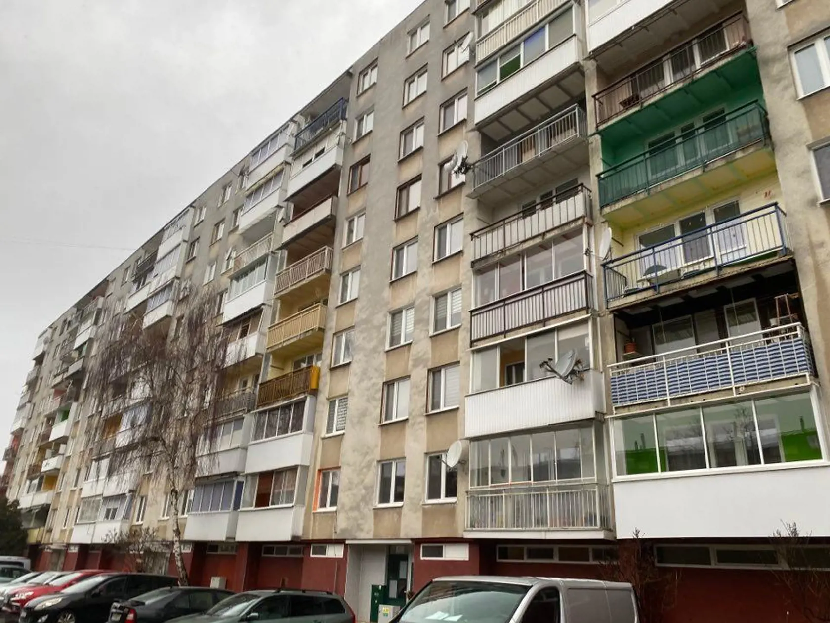 V tomto panelovom dome v Michalovciach došlo 17. januára 2023 k rodinnej tragédii.Sused bývajúci na poschodí oproti Telekyovcov stretol Stanislava v utorok dopoludnia. "Stál vonku, pri autách. Oni majú pred vchodom zaparkované dva renaulty. Nič nevravel, neozvýval sa. Okolo druhej som šiel do mesta. Vtedy už pri dverách jeho bytu, na prahu, bol položený list."