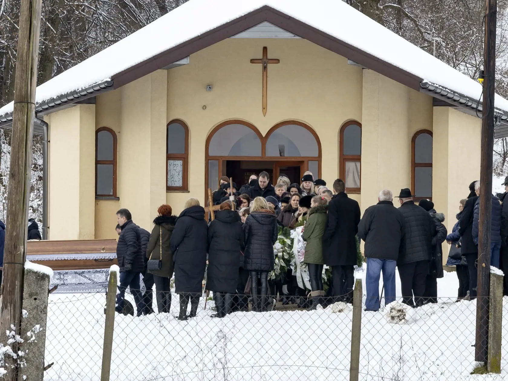 Posledná rozlúčka s Erikou Telekyovou a jej deťmi Zuzanou a Martinom v obci Ladomirová, ktorých v Michalovciach zavraždil ich manžel a otec Stanislav Teleky.  Ten následne spáchal samovraždu.