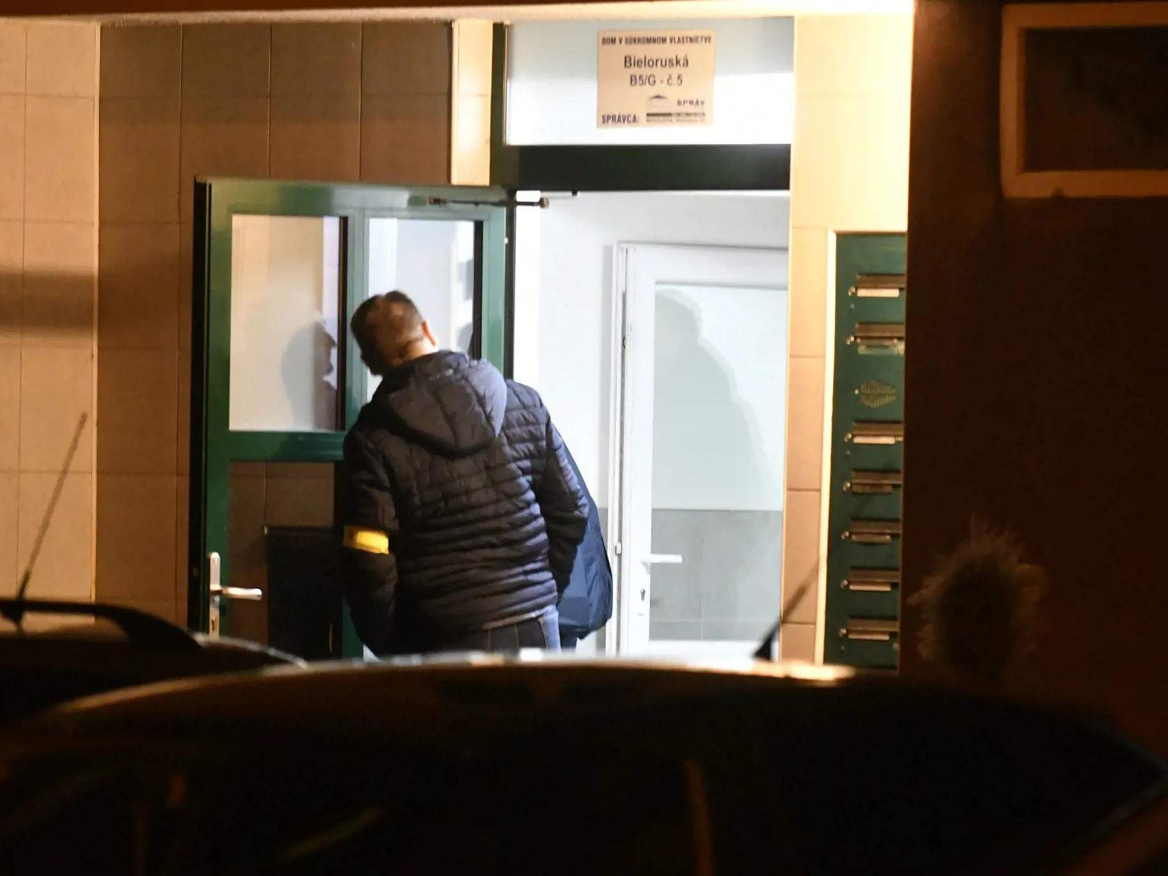 Mŕtve deti a manželka ležali na posteli v spálni, v izbe oproti, a prikryté boli paplónmi. U nich strelné poranenie nenašli. Ako ich teda zabil? To určí až súdna pitva. Verzií je niekoľko - mohol ich otráviť, alebo zadusiť.