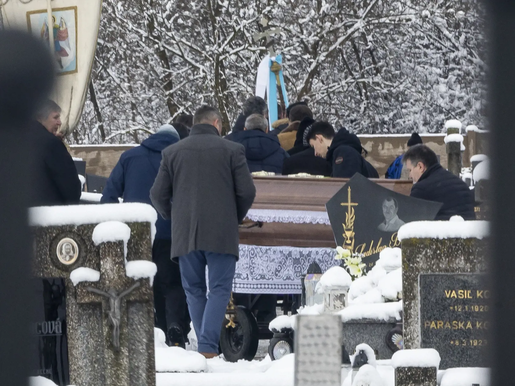Posledná rozlúčka s Erikou Telekyovou a jej deťmi Zuzanou a Martinom v obci Ladomirová, ktorých v Michalovciach zavraždil ich manžel a otec Stanislav Teleky.  Ten následne spáchal samovraždu.