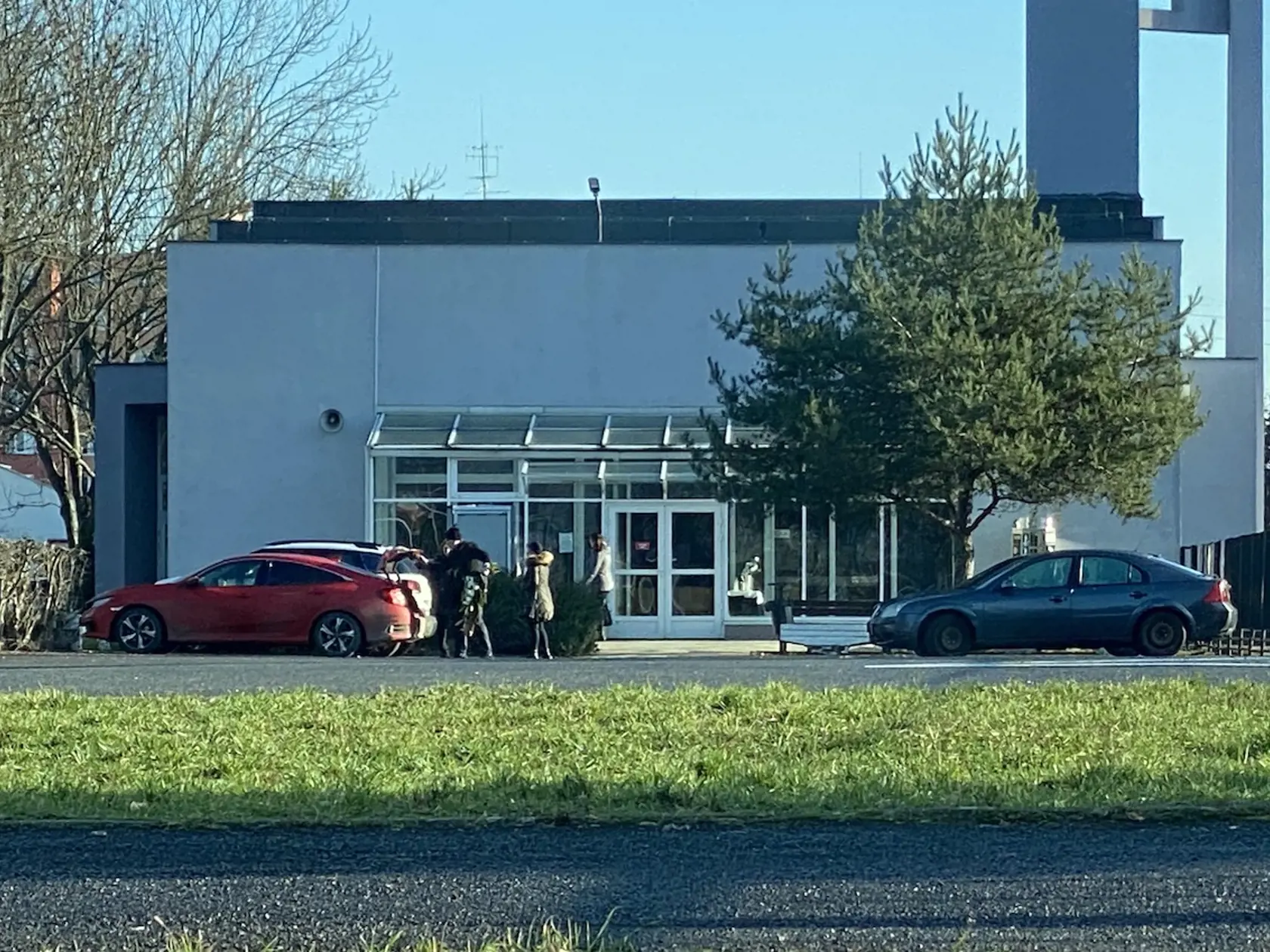 Ako prvý prišiel nebohého brat z Košíc so svojou rodinou. Jeho dvojča na obrade chýbalo. Pred domom smútku však sedel v aute s košickou ešpézetkou muž, ktorý, podľa miestnych, mohol byť druhým bratom nebohého Stanislava (†53) a ktorý žije v zahraničí. Po skončení obradu auto parkovisko pred cintorínom opustilo.
