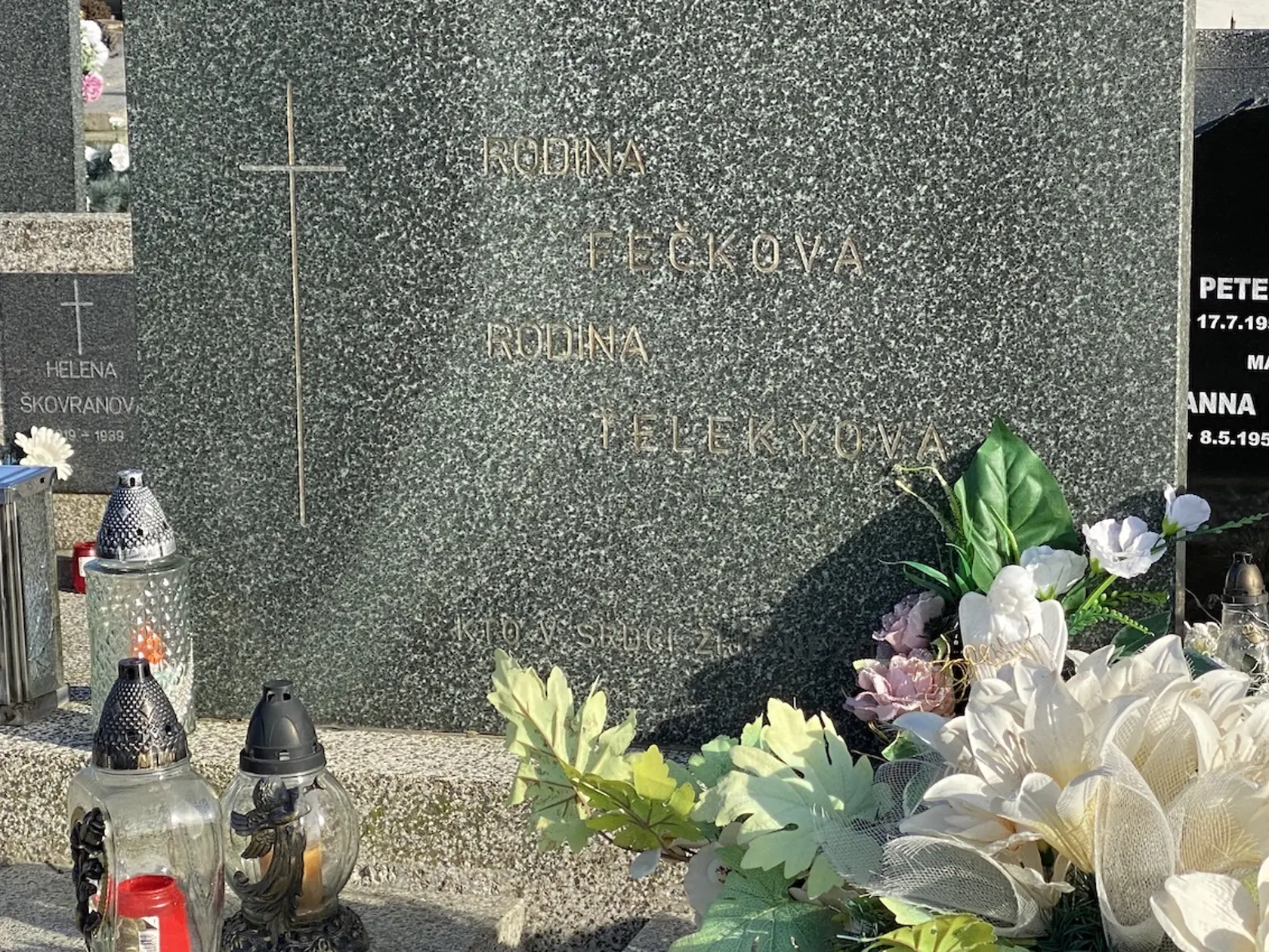 Stanislav Teleky (†53) z Michaloviec, ktorý vyvraždil svoju rodinu a potom zbraňou ukončil svoj život, našiel večný odpočinok v hrobe jeho rodičov. Po pohrebe pribudli na pomníku štyri čerstvé kytice.