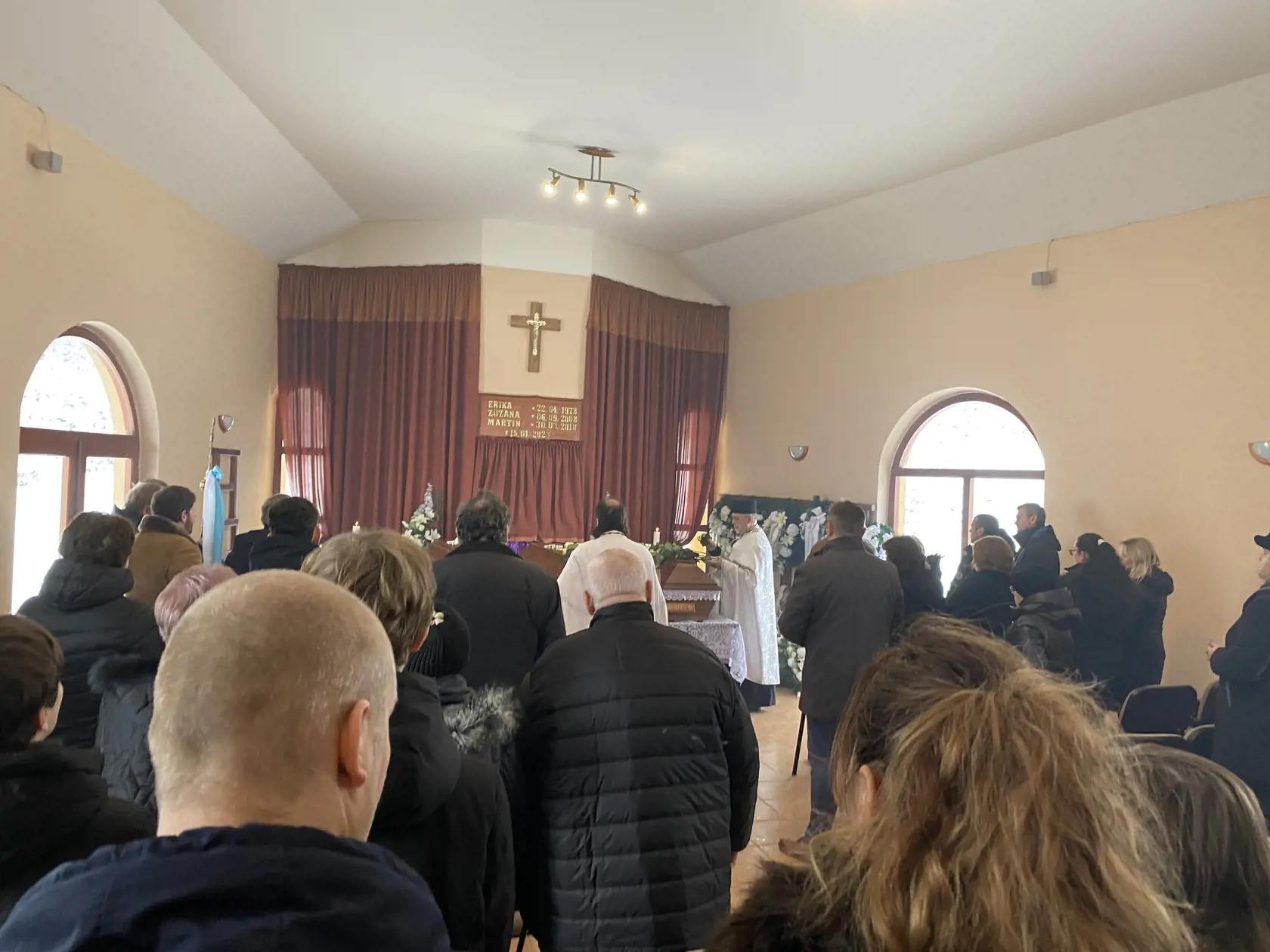 Trojnásobný pohreb troch zavraždených obetí. Eriku pochovával kňaz, s ktorým sa kamarátila od mladosti a krstil jej deti.