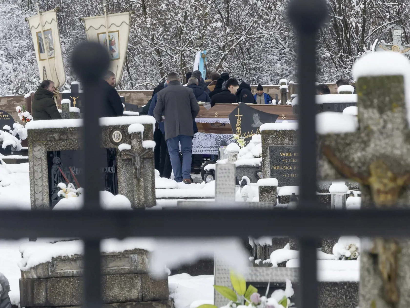 Posledná rozlúčka s Erikou Telekyovou a jej deťmi Zuzanou a Martinom v obci Ladomirová, ktorých v Michalovciach zavraždil ich manžel a otec Stanislav Teleky.  Ten následne spáchal samovraždu.
