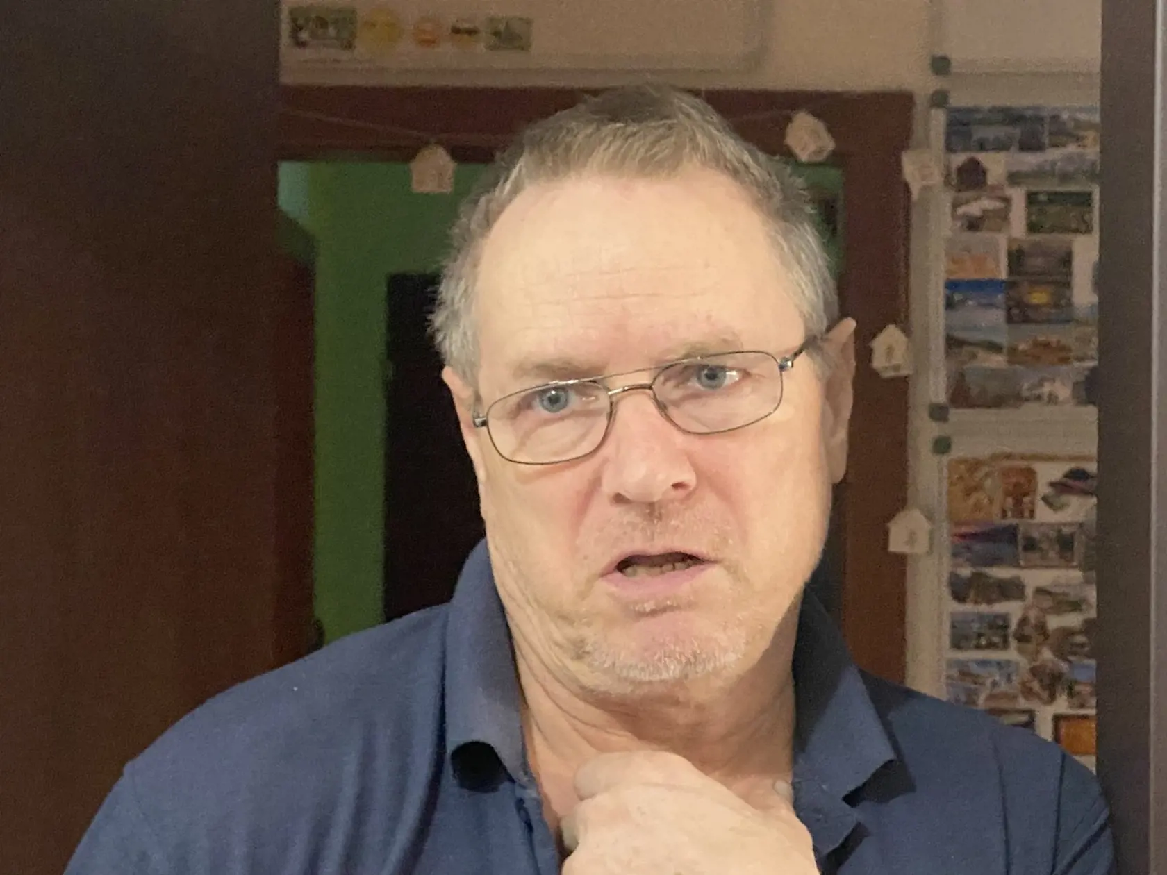 Sused bývajúci na poschodí oproti Telekyovcov stretol Stanislava v utorok dopoludnia. "Stál vonku, na parkovisku pri autách. Oni majú pred vchodom zaparkované dva renaulty. Nič nevravel, neozýval sa. Okolo druhej som šiel do mesta. Vtedy už pri dverách jeho bytu, na prahu, bol položený list," uviedol Juraj Marton. Žiadne náznaky toho, že by sa malo niečo udiať, na Stanovi nebadal