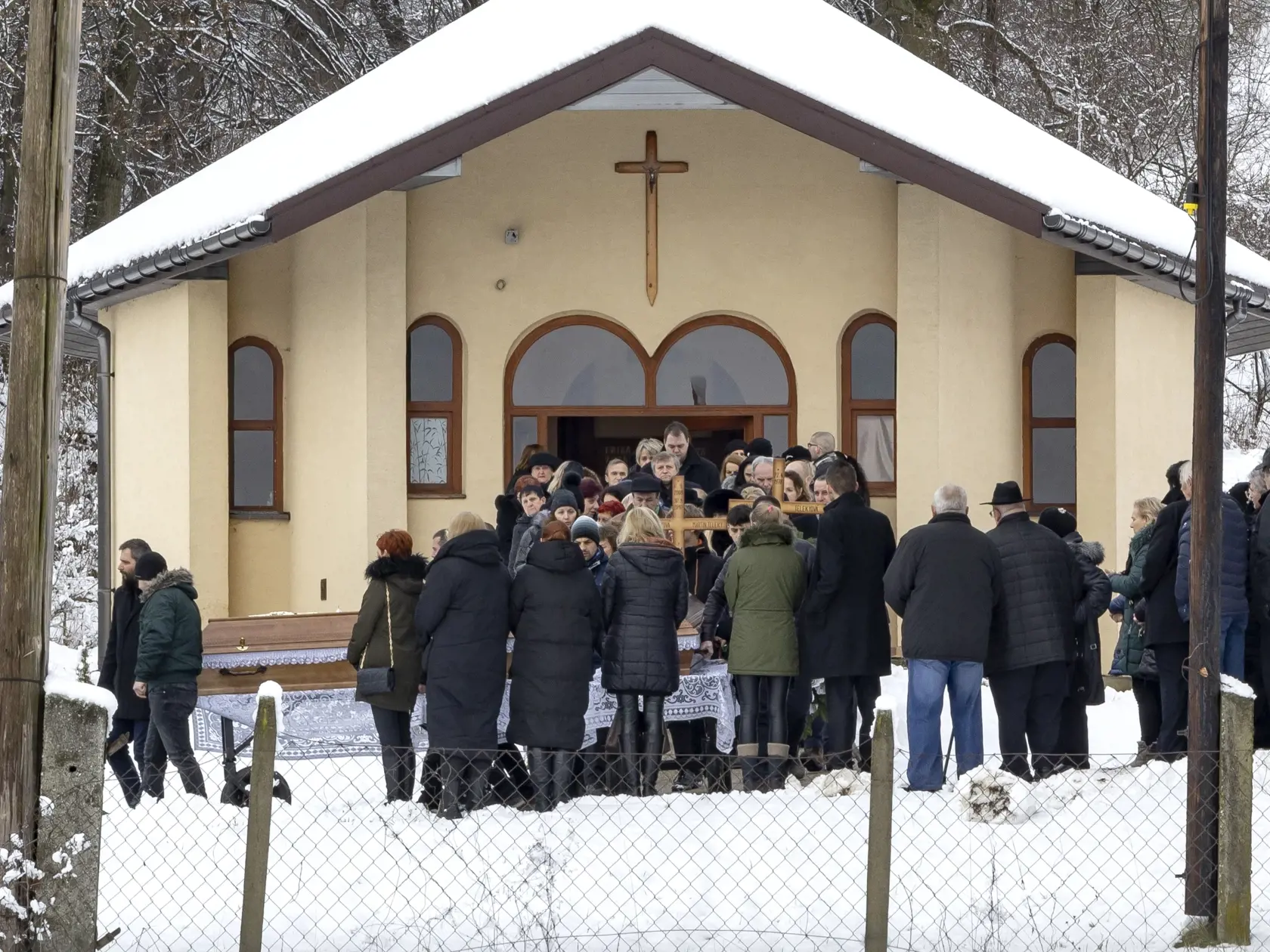 Posledná rozlúčka s Erikou Telekyovou a jej deťmi Zuzanou a Martinom v obci Ladomirová, ktorých v Michalovciach zavraždil ich manžel a otec Stanislav Teleky.  Ten následne spáchal samovraždu.