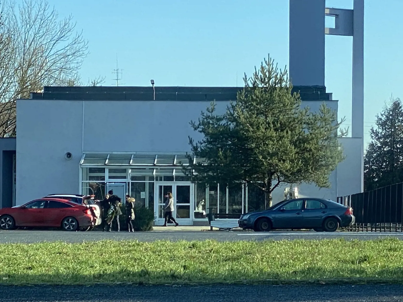Príchod smútočných hostí na Stanov pohreb. Ten svoj hrôzostrašný plán musel plánovať dlhšiu dobu. Vydedukovali to príbuzní z toho, čo urobil predtým. “Nielenže všetky elektronické stopy vymazal, ale všetky fotky a iné dokumenty poslal mejlom svojmu príbuznému."