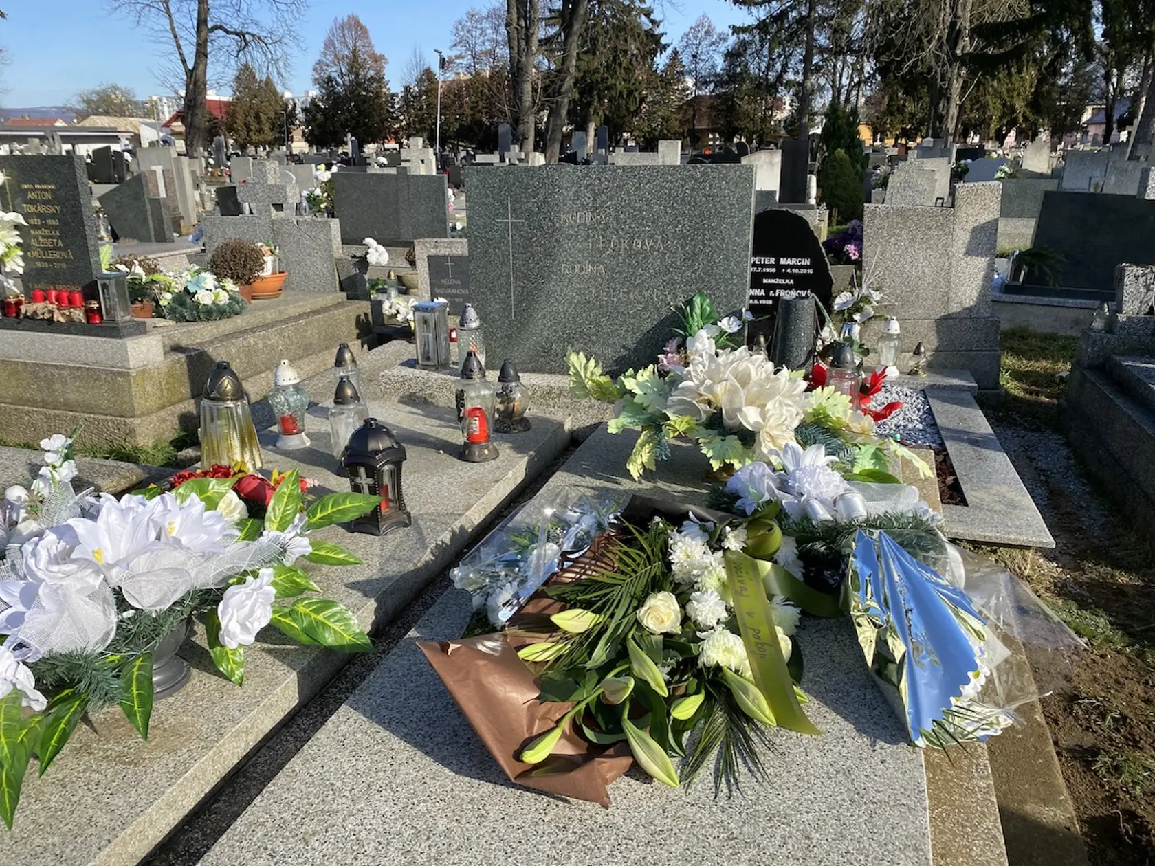 Stanislava Telekyho (†53) z Michaloviec, ktorý vyvraždil svoju rodinu, pochovali do hrobu jeho rodičov. Na pohreb prišlo osem ľudí, na pomník uložili štyri čerstvé kytice.
