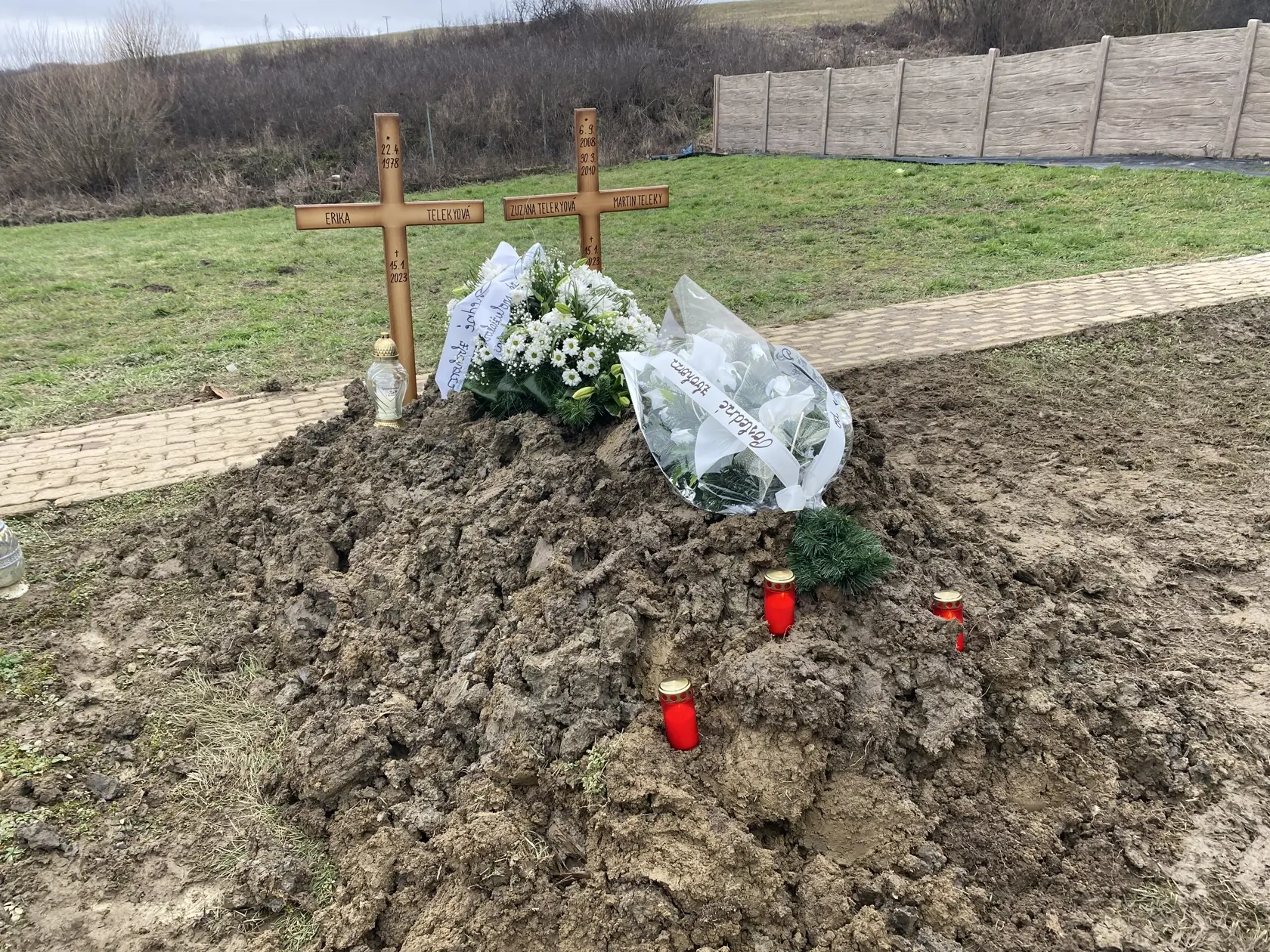 Hrob obetí michalovského masakra - Eriky (†44) a jej detí Zuzky (†14) a Martinka (†12), ktoré zavraždil otec rodiny Stanislav Teleky (†53) a potom zabil aj seba.Jeho pochovali v Michalovciach do hrobu jeho rodičov, ich v Ladomírovej, v bydlisku Erikiných rodičov.