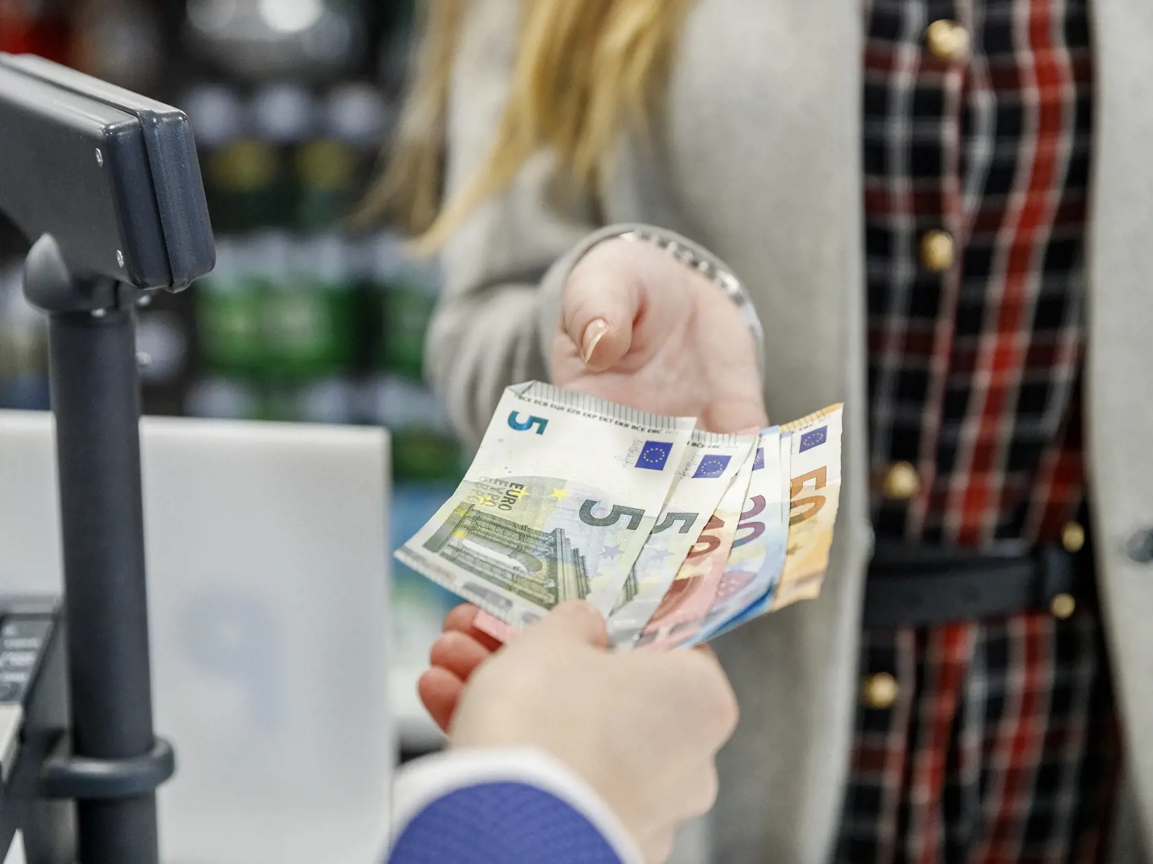 Tovar kupovaný na internete máte podľa zákona možnosť vrátiť do 14 dní od prevzatia, a to aj bez udania dôvodu. Peniaze vám v takomto prípade pošle predajca do dvoch týždňov.