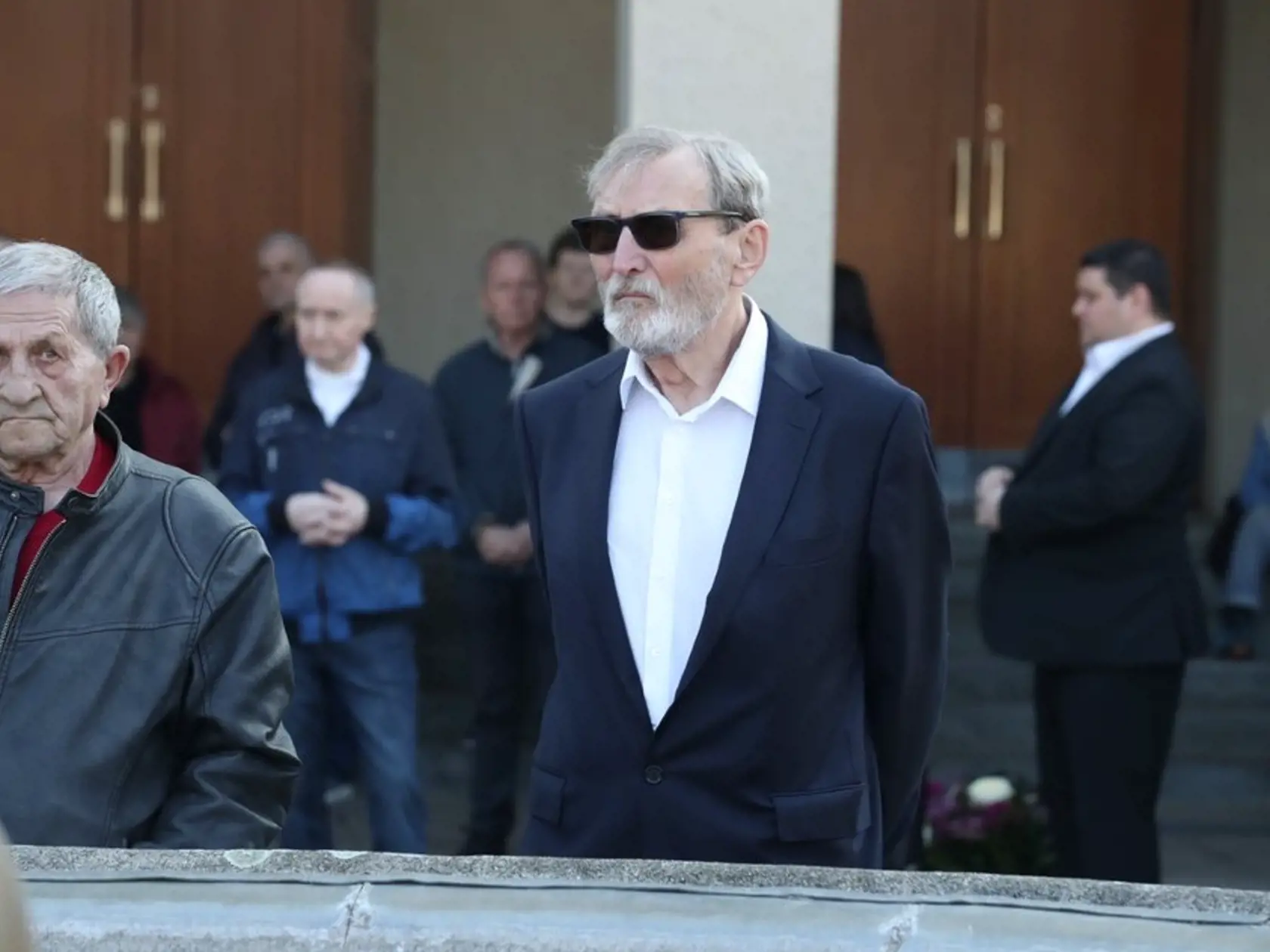 Posledná rozlúčka s hercom a spevákom Josefom Zímom (†92). Prišiel aj český herec a dabér Ladislav Frej.                             