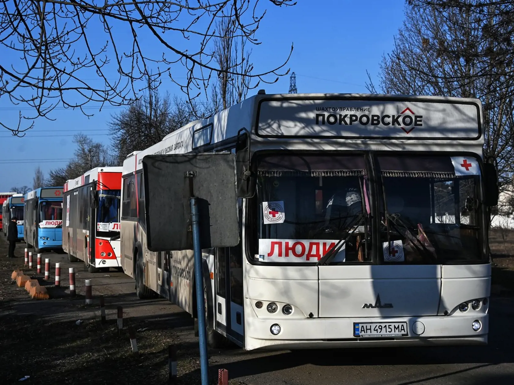 Na snímke autobusy s humanitárnou pomocou ukrajinského Červeného kríža pre Mariupoľ zaparkované pozdĺž cesty v meste Berďansk na Ukrajine.